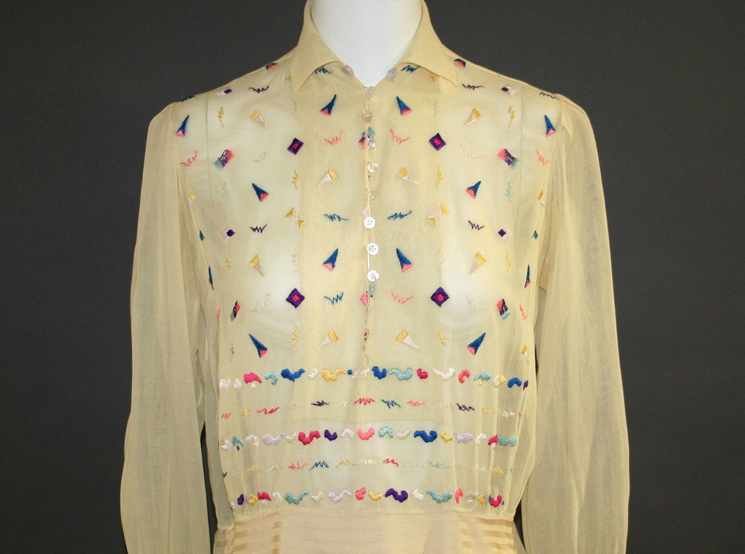 Transparente gelbe Bluse mit bunten, kleinteiligen Stickereien