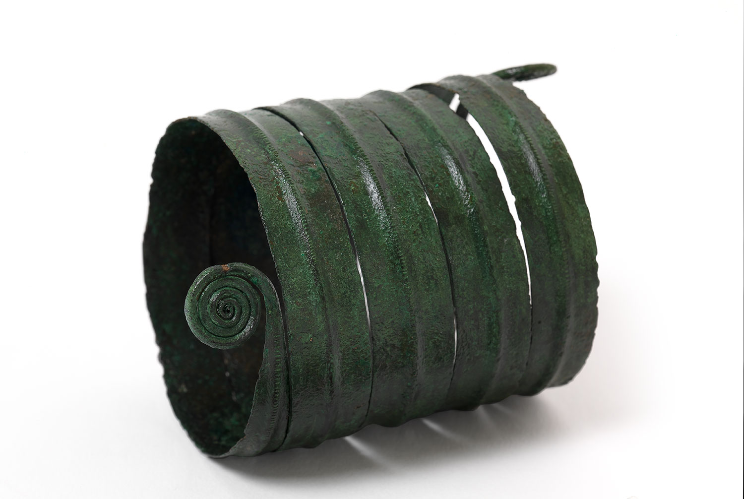 bronzene Spirale mit schneckenförmigen Enden