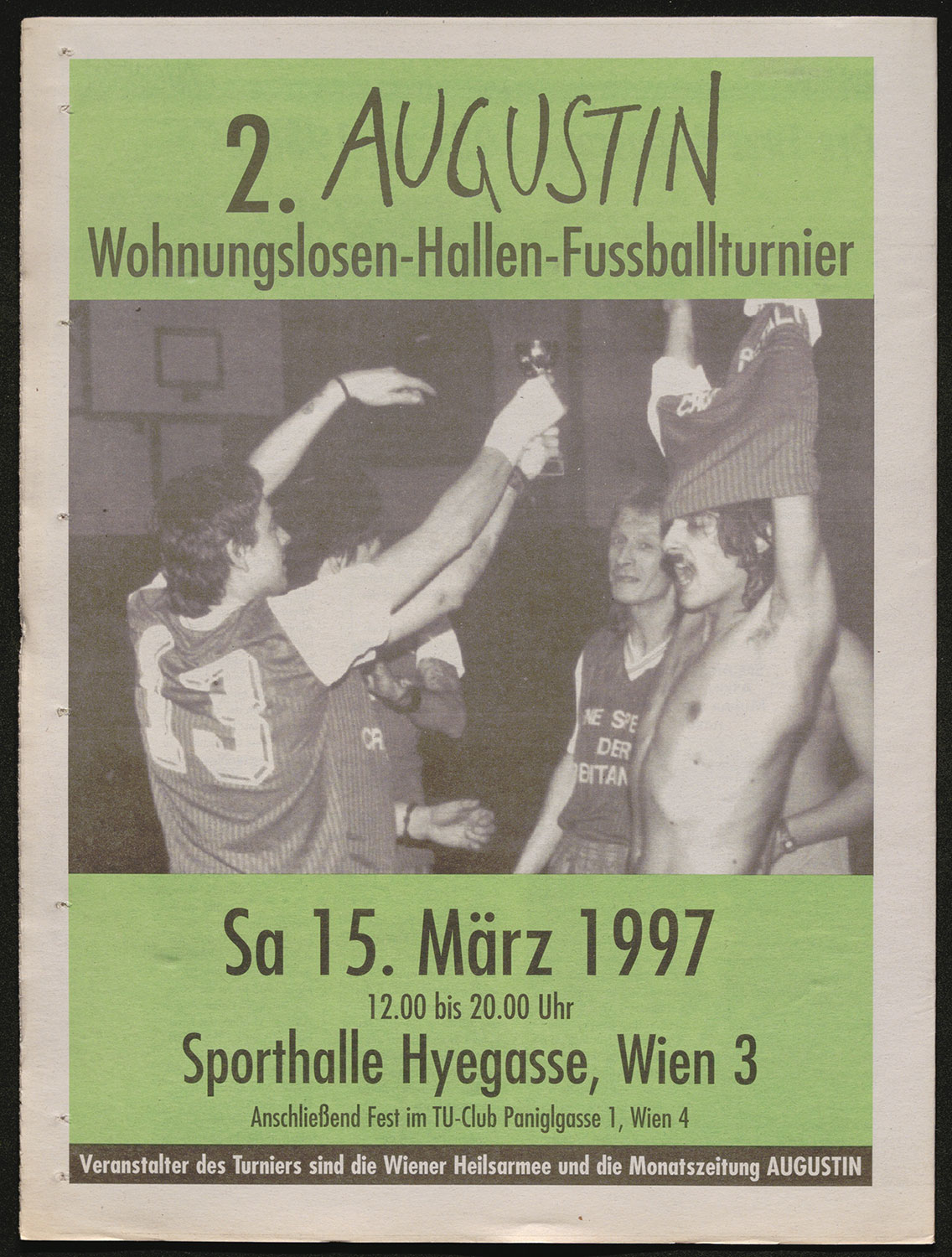 Titelblatt der österreichischen Boulevardzeitung AUGUSTIN zeigt Männer beim Feiern nach einem Fußballmatch und der Schlagzeile 2. Augustin Wohnungslosen-Hallen-Fußballturnier