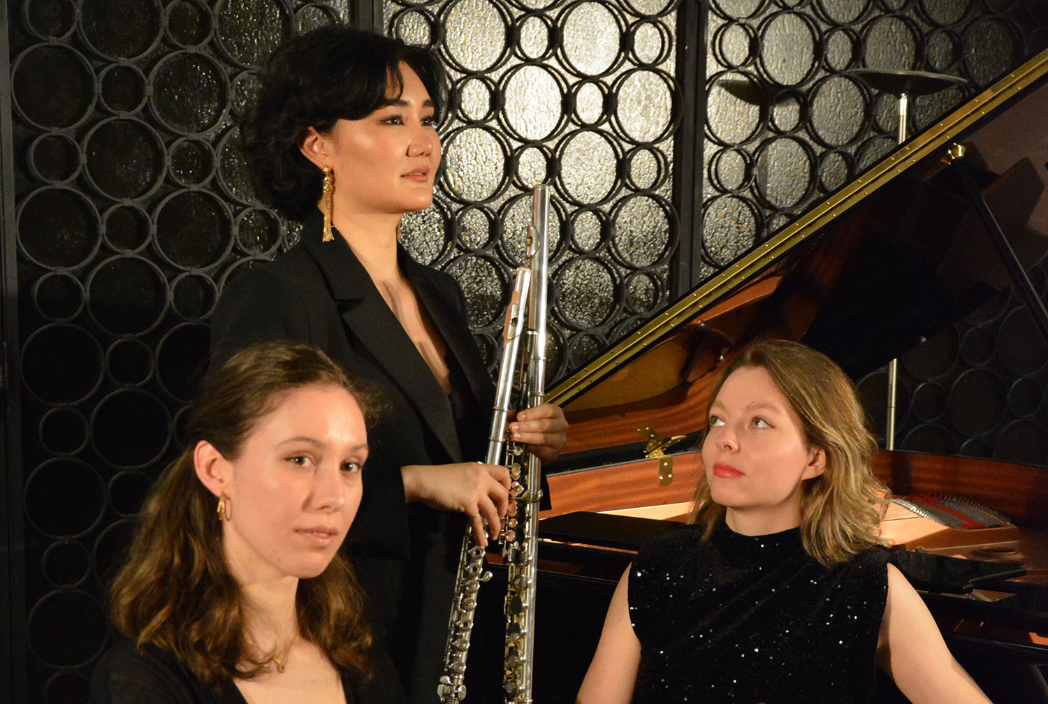 Drei Musikerinnen mit ihren Instrumenten