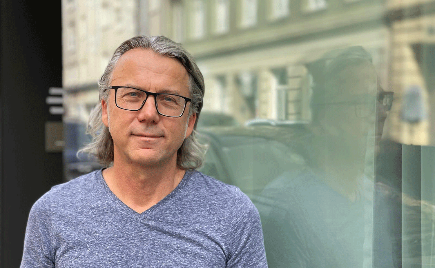 Porträt des Politikwissenschaftler und Autor vor einer Glaswand