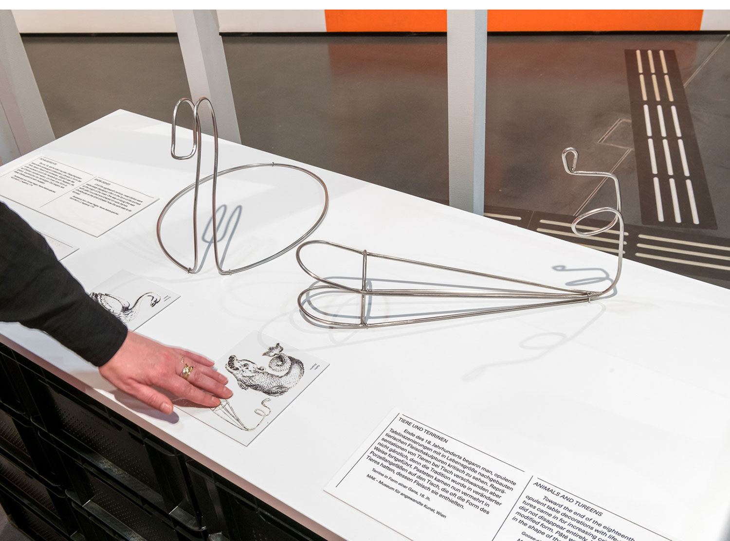 Ausstellungsansicht mit taktilem Objekt
