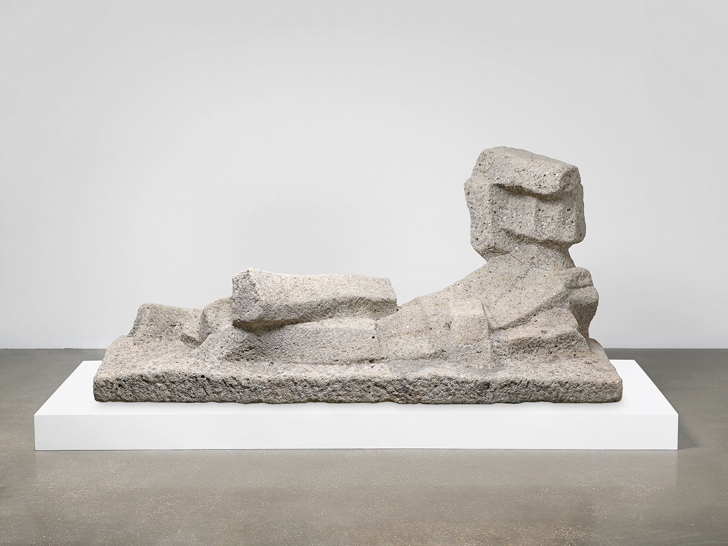 Abstrakte geometrische große steinerne Skulptur