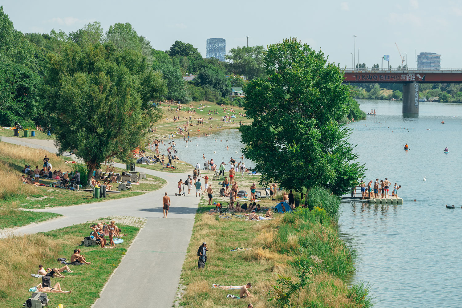 Blick auf die Donauinsel mit vielen  Menschen in Badekleidung 