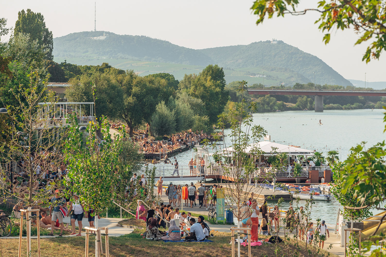 Viele Menschen genießen den Sommer auf der wiese und auch in Gaststätten