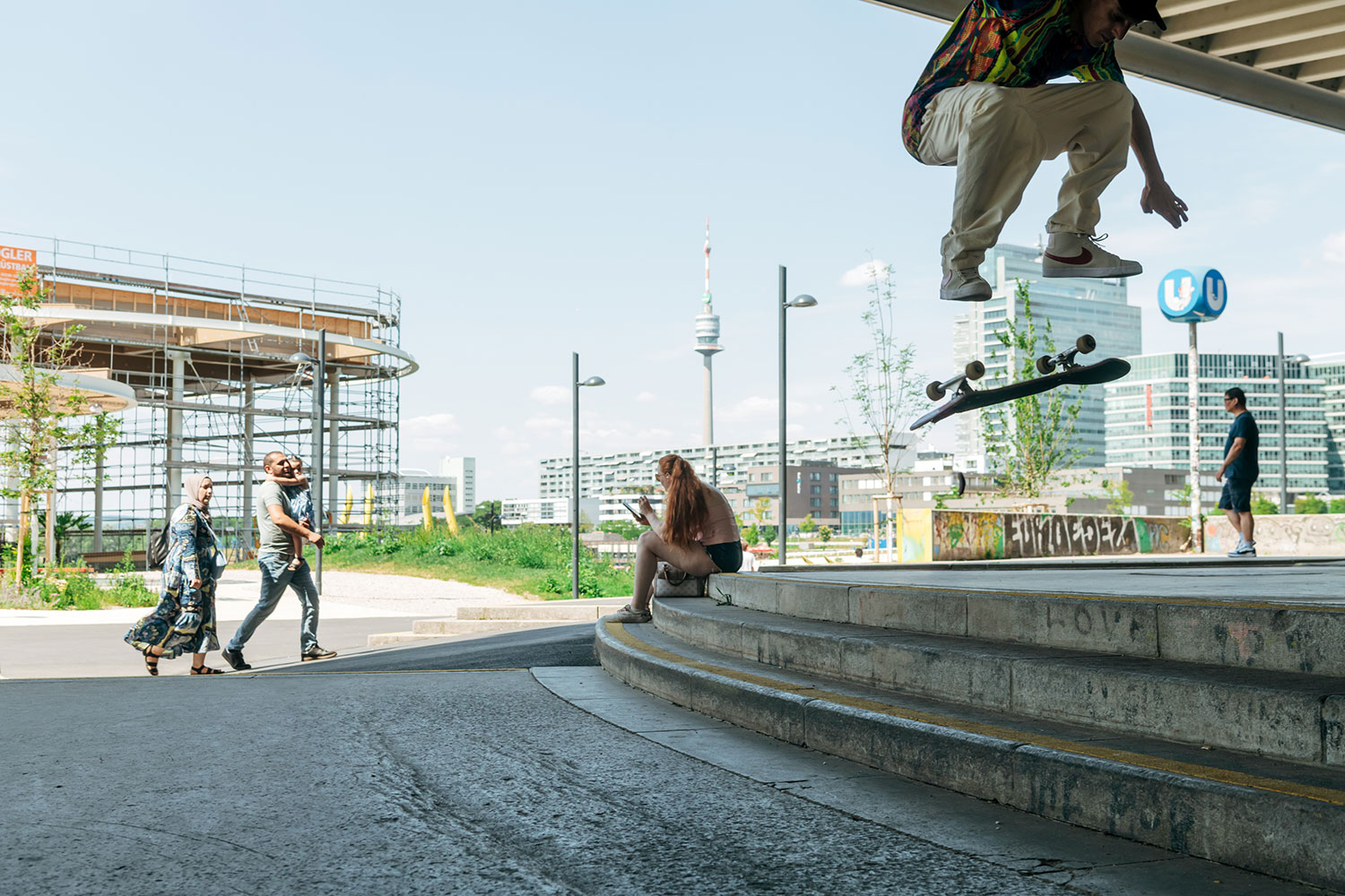 Skateboarder im Sprung sowie andere Personen 