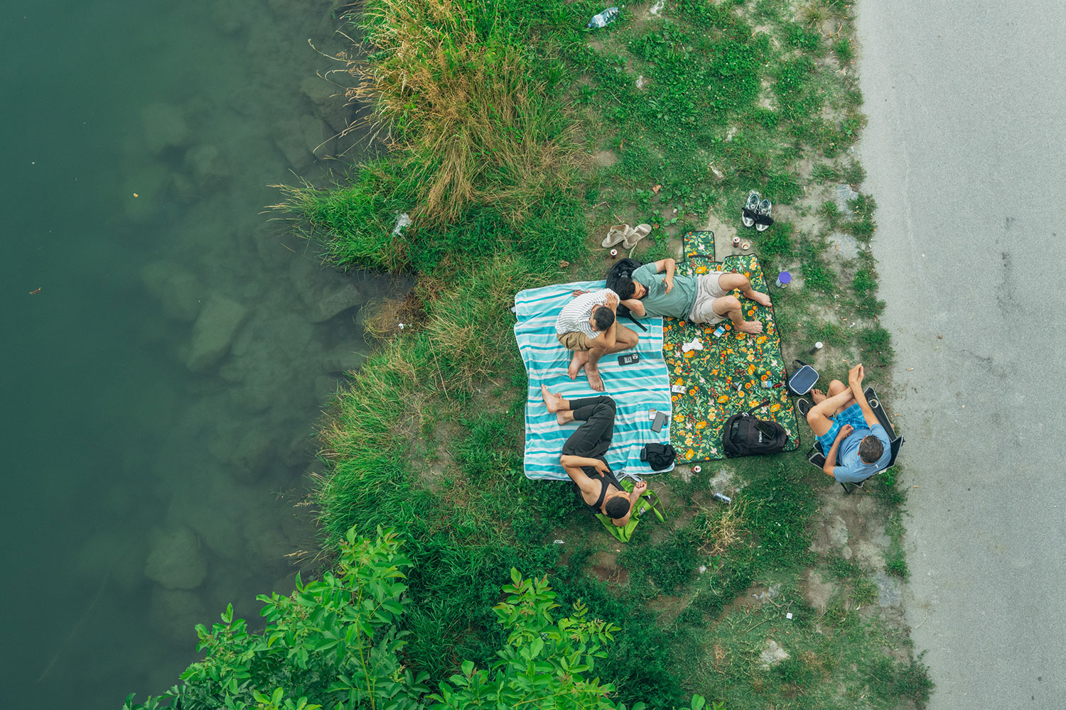 Gruppe von Personen auf Decken von oben fotografiert