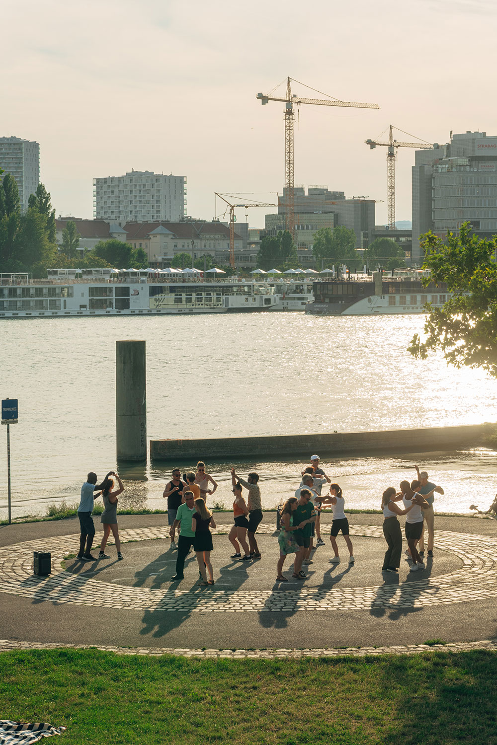 Tanzende Personen in Abendstimmung 