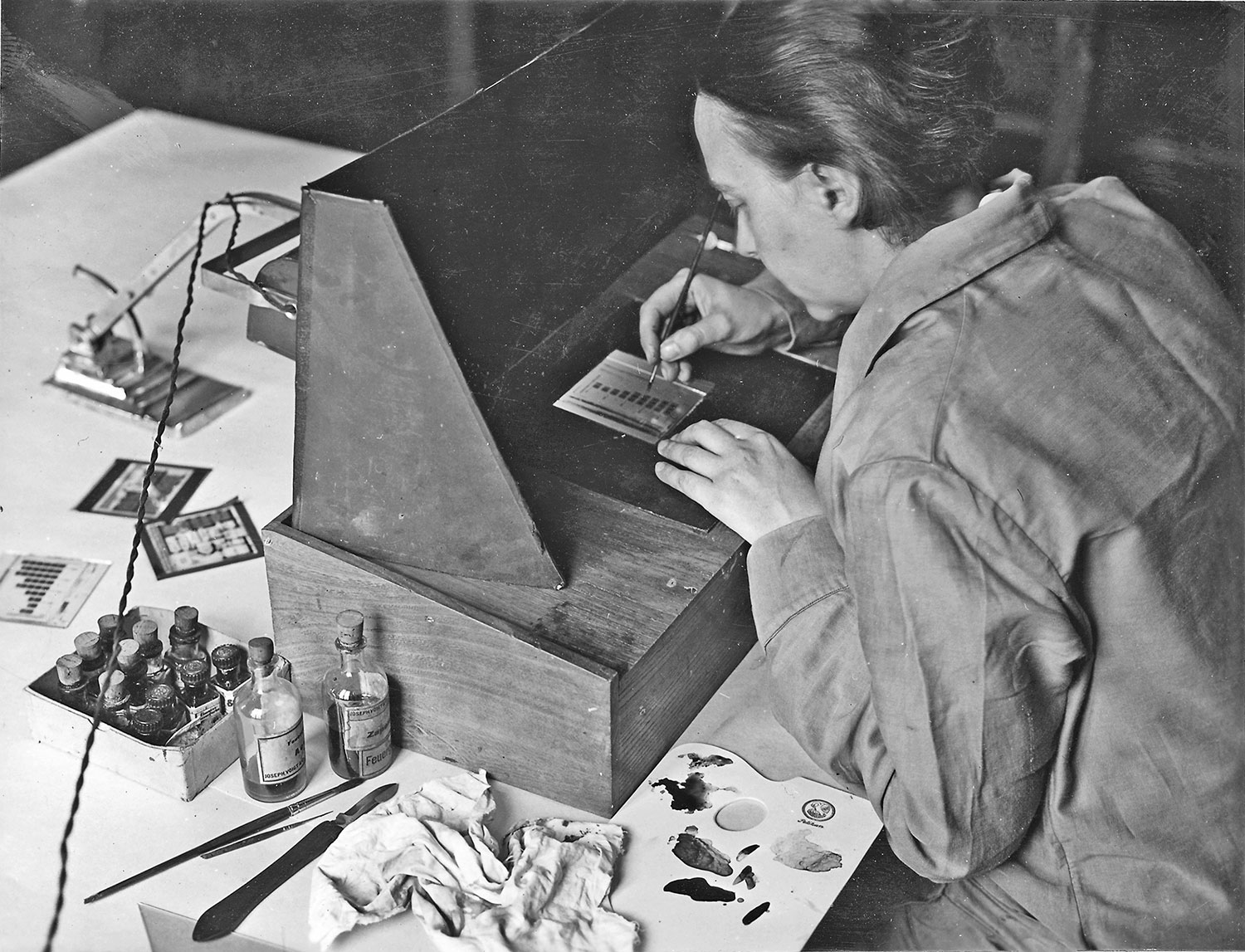 Marie Neurath arbeitet an den Piktogrammen