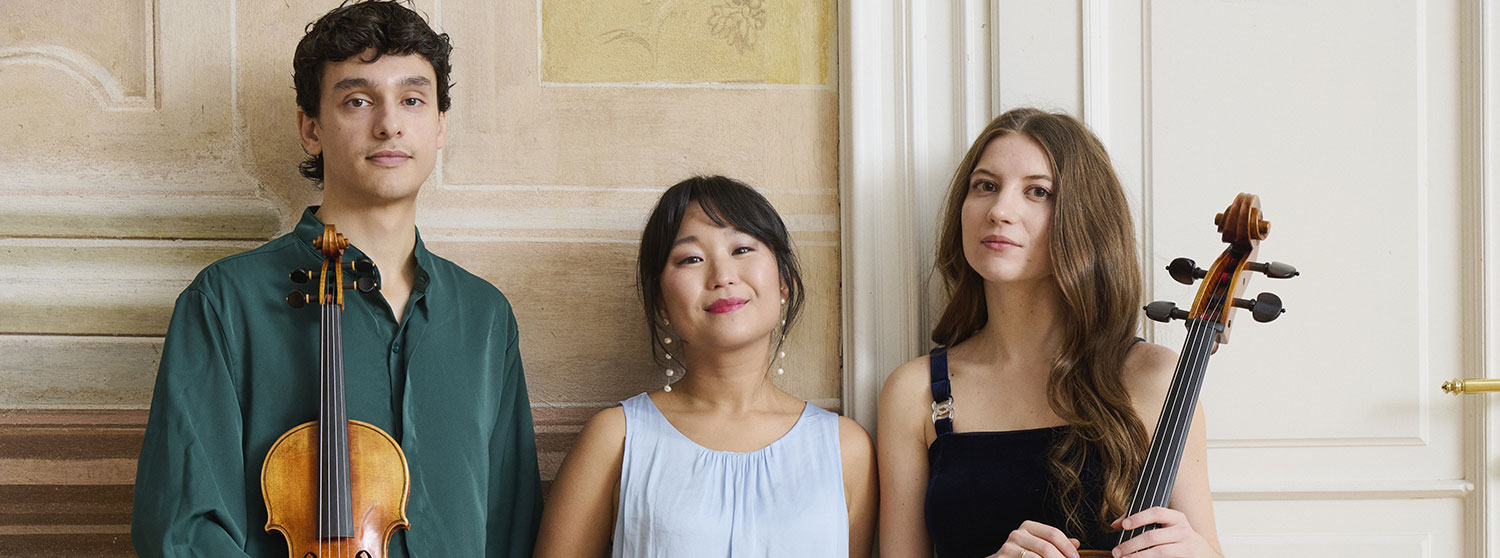 Die drei Musiker:innen mit ihren Instrumenten 