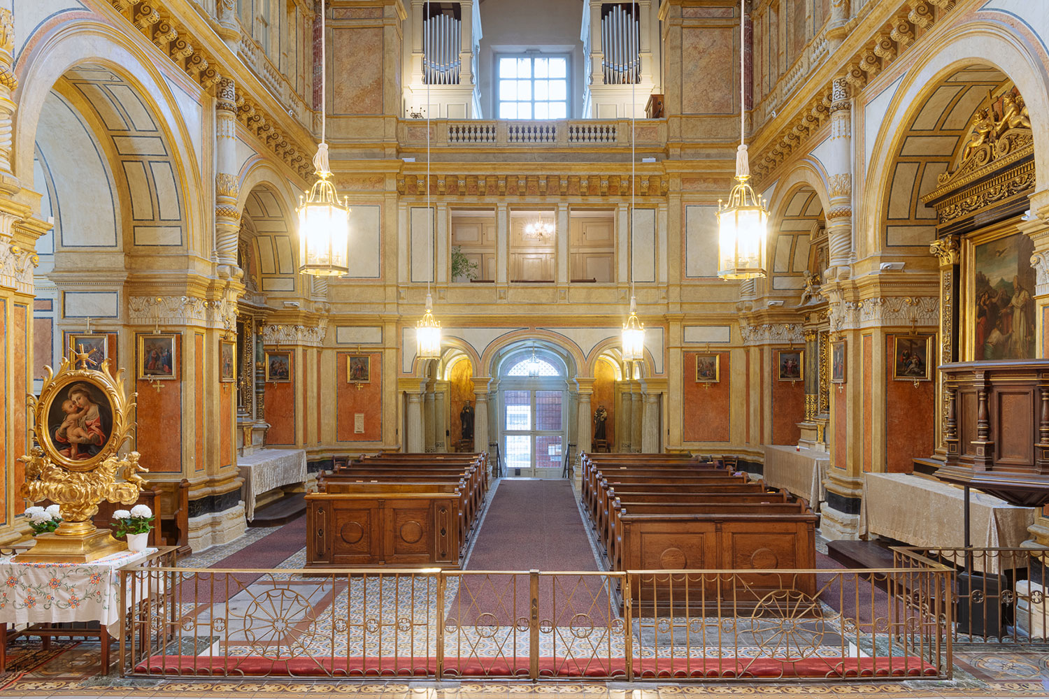Blick vom Altar in den Kirchenraum
