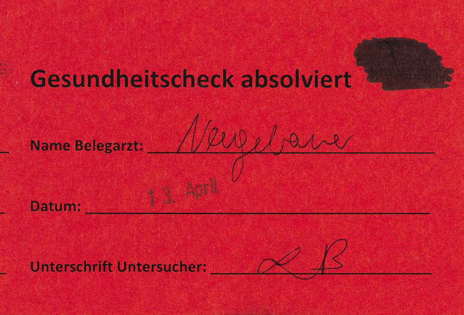 Roter Zettel mit schwarzer Schrift 