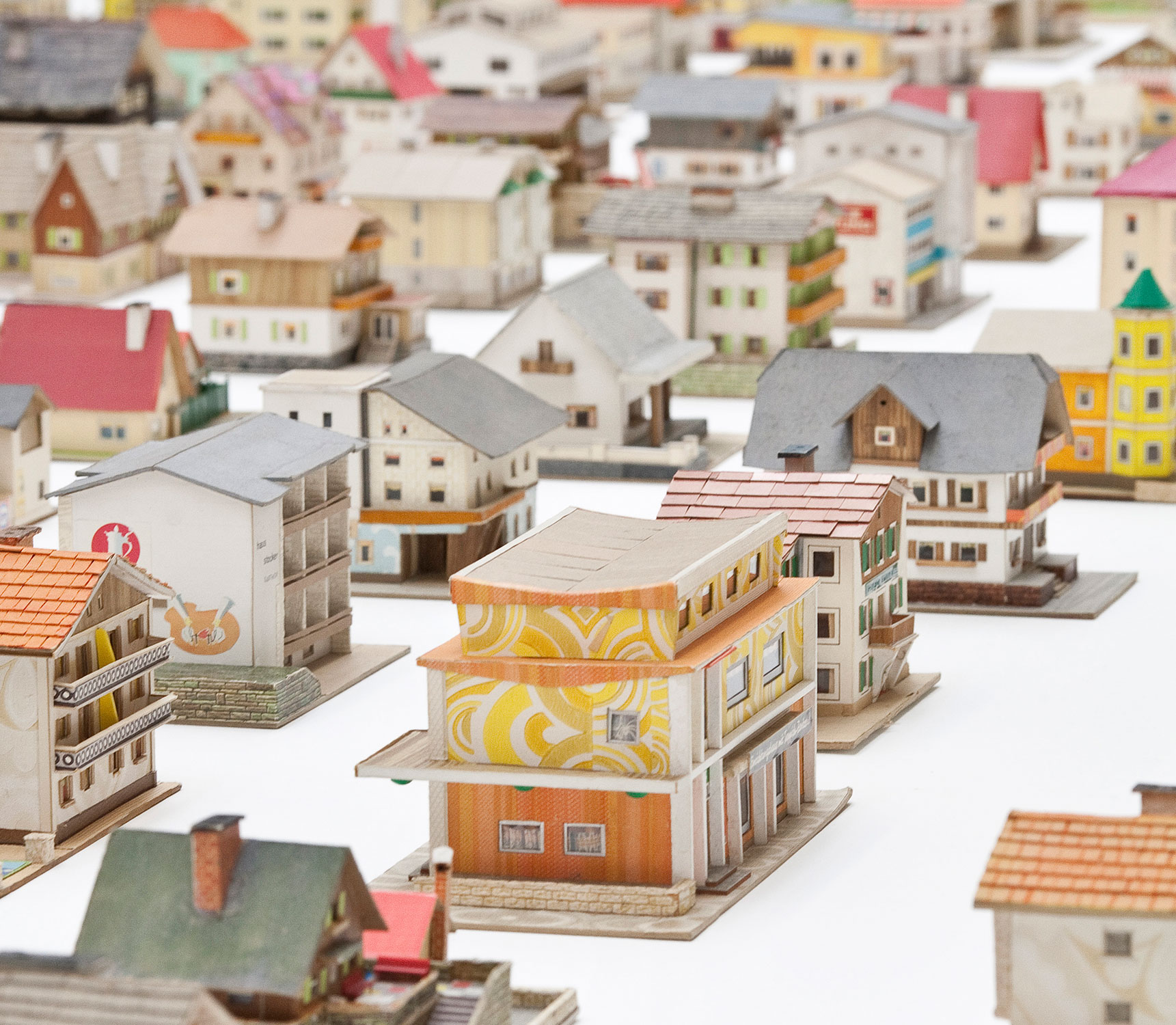 Viele aufgereihte bunte Miniaturhäuser