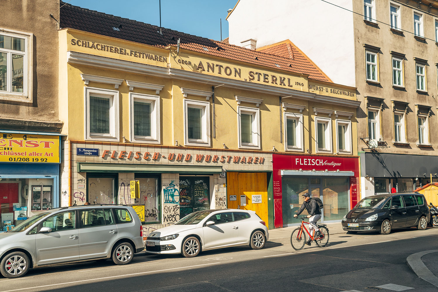 Hausfassade der Fleischhauerei mit den verschiedenen Schriftzügen 