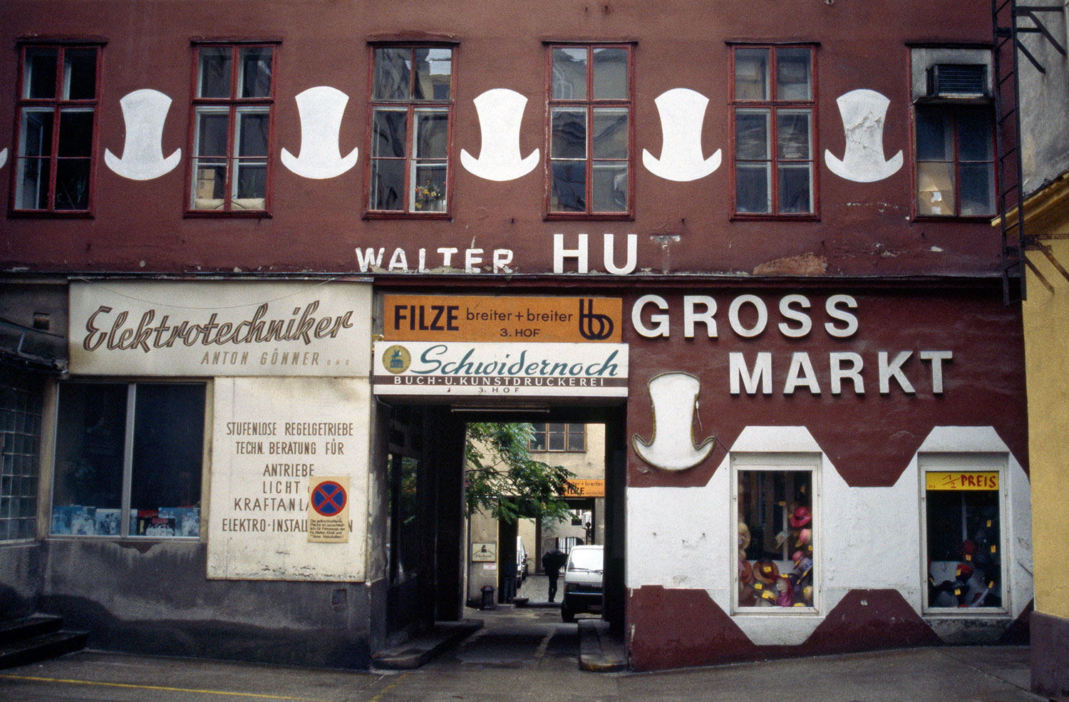 Fassade mit vielen Frimenaufschriften