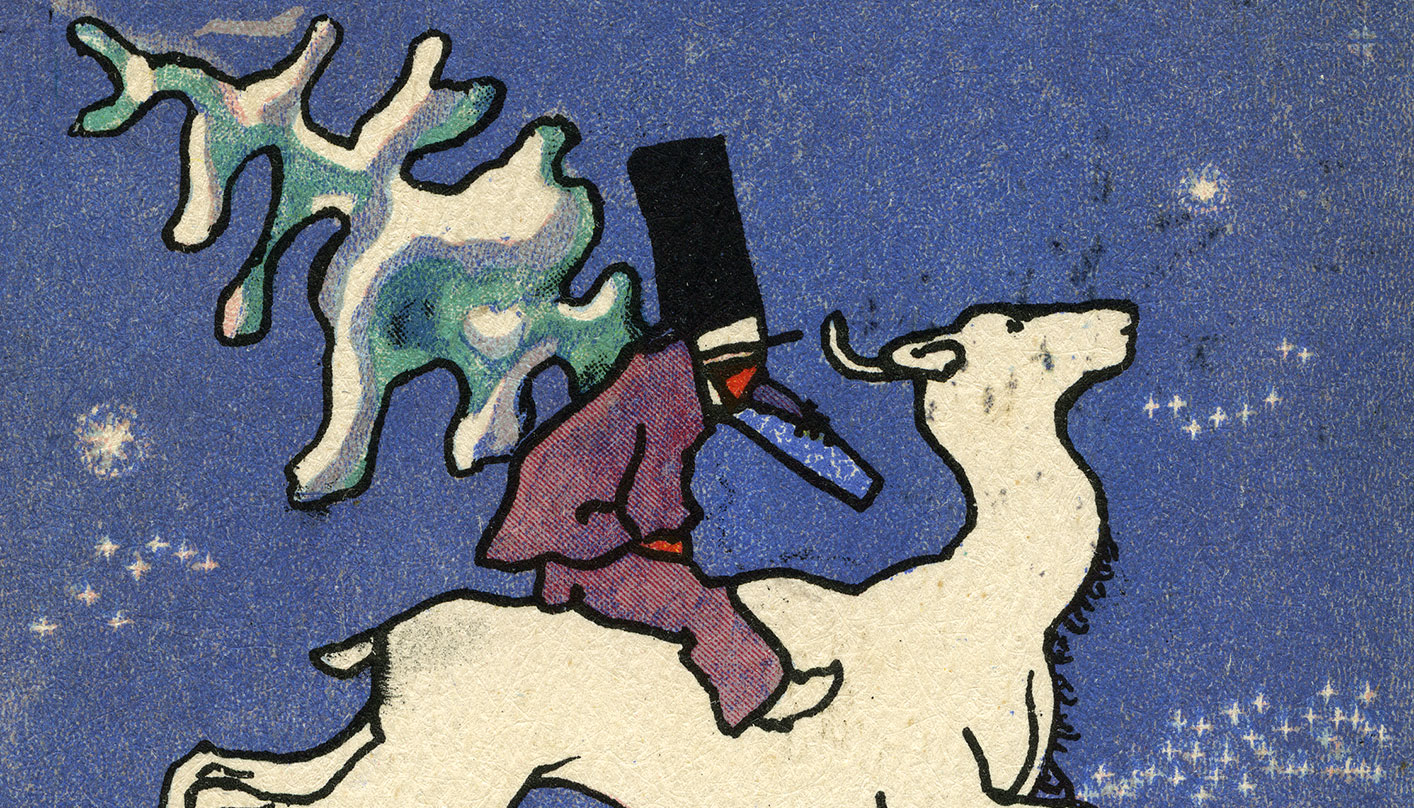 Mann auf einem Renntier reitet mit einem Tannenbaum durch eine Schneelandschaft