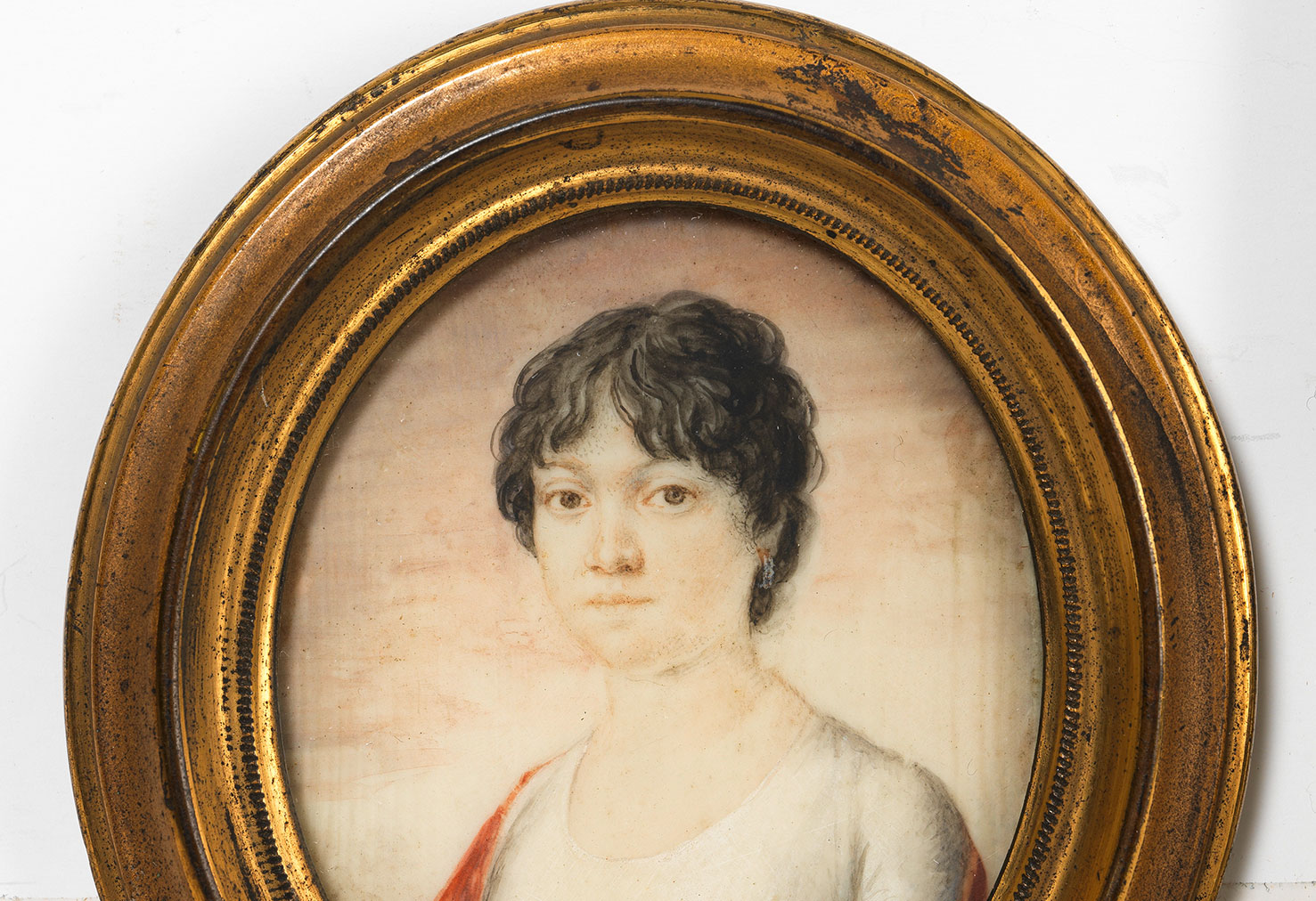 Porträt einer dunkelhaarigen jungen Frau auf Porzellan 