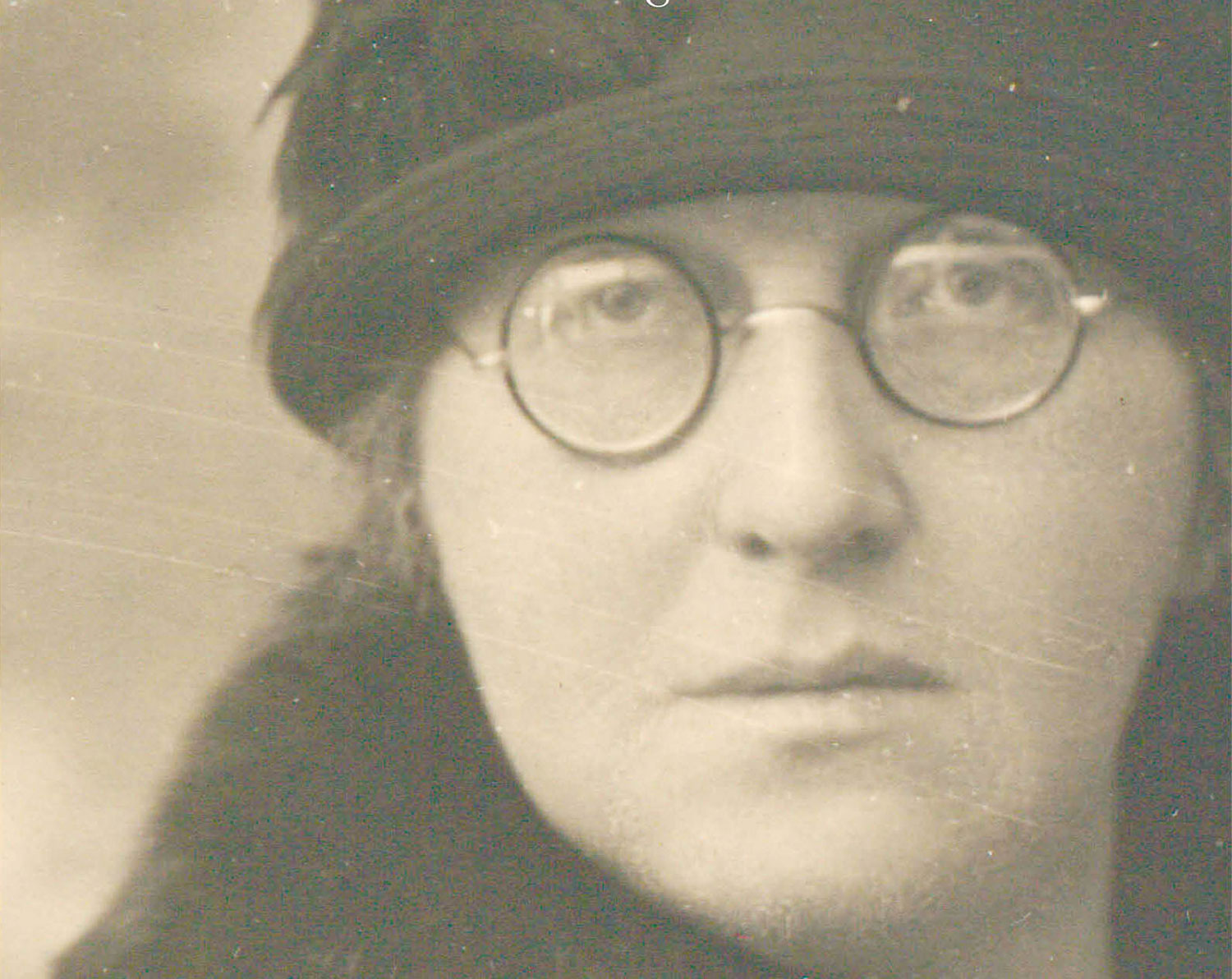 Porträt der Ärztin mit runder Brille und Mütze