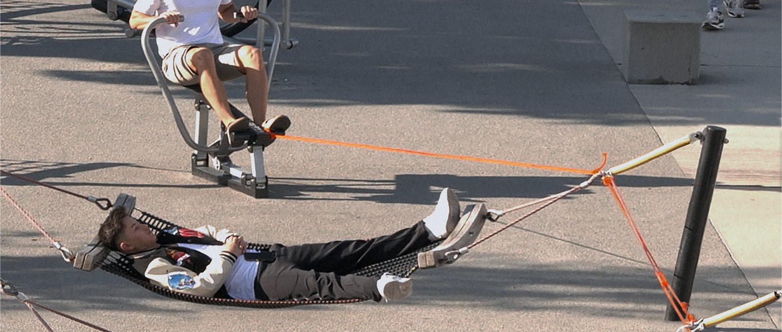 Eine Person im öffentlichen Raum auf einer Hängematte