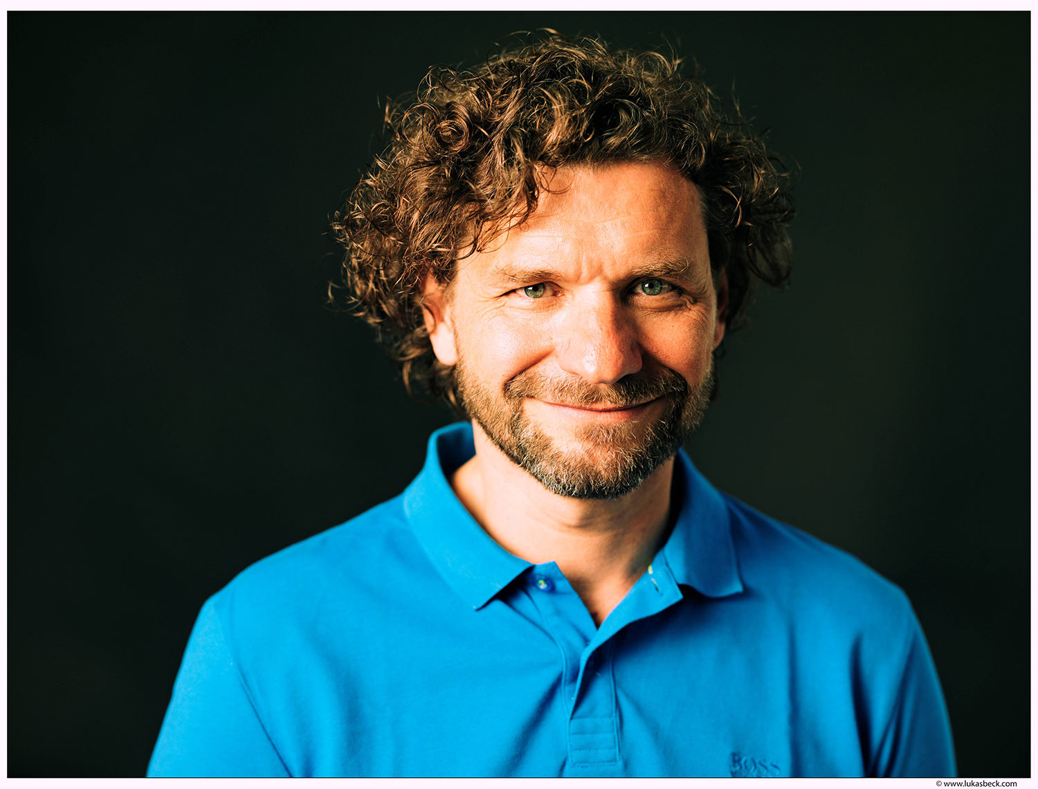 Künstler in einem pinken Anzug