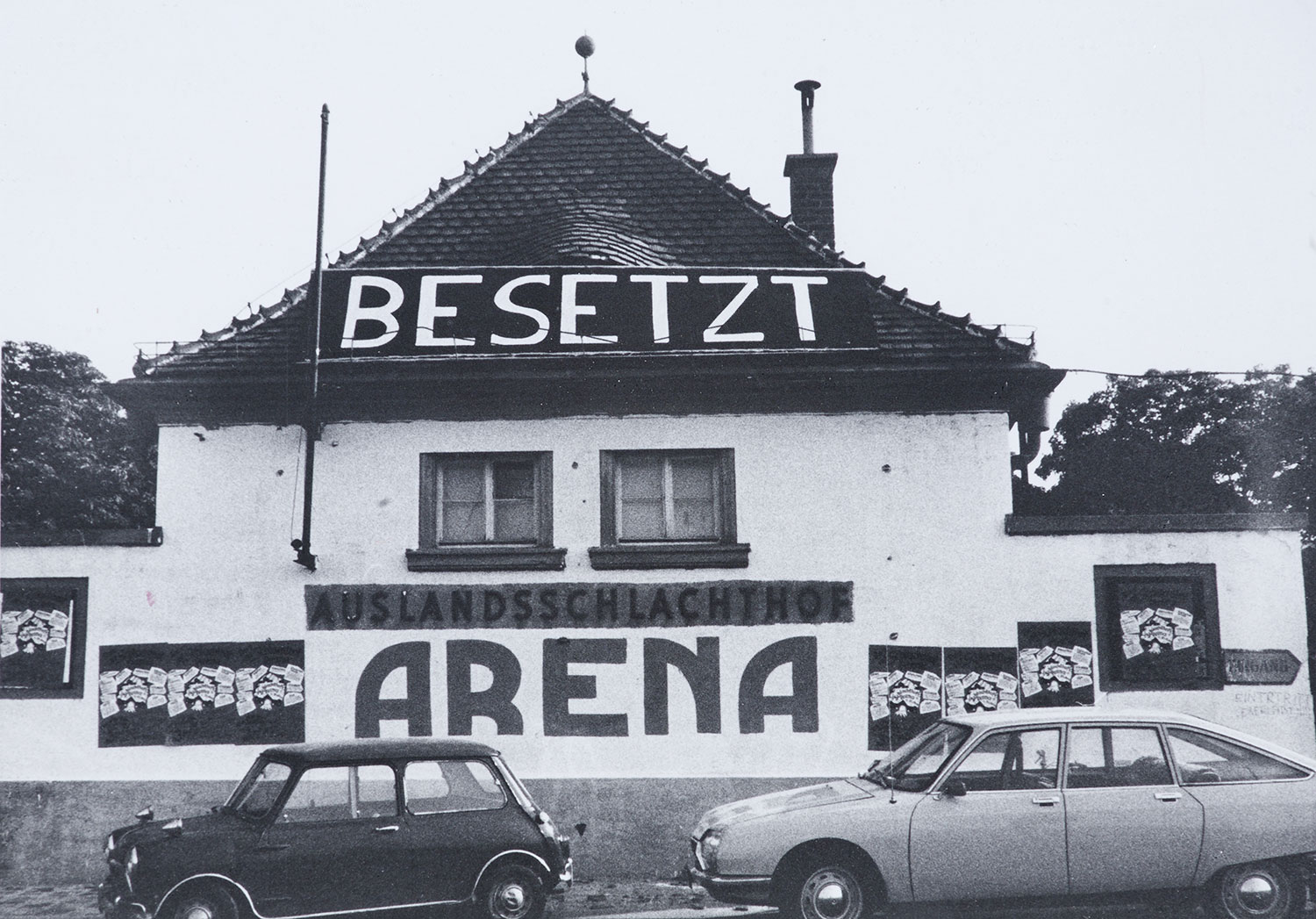 Schlachthof mit dem Schriftzug BESETZT 
