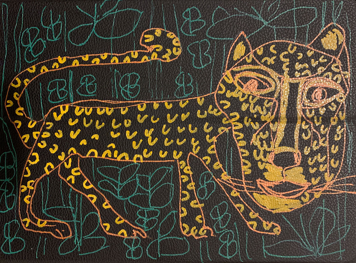 Auf schwarzem Hintergrund ein gelber Leopard mit Pflanzen im Hintergrund