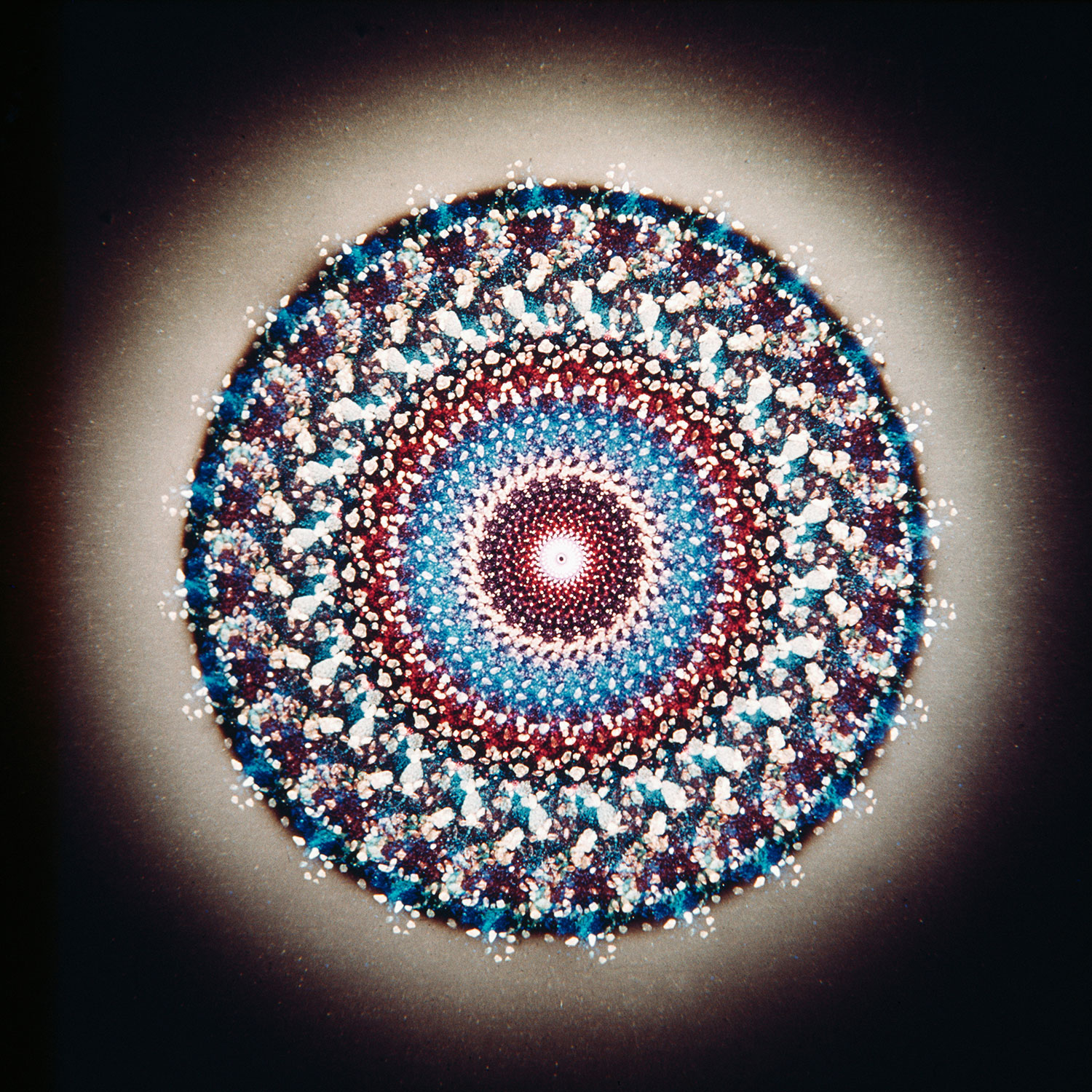 Kreisrunde, pupillenartige bunte Form