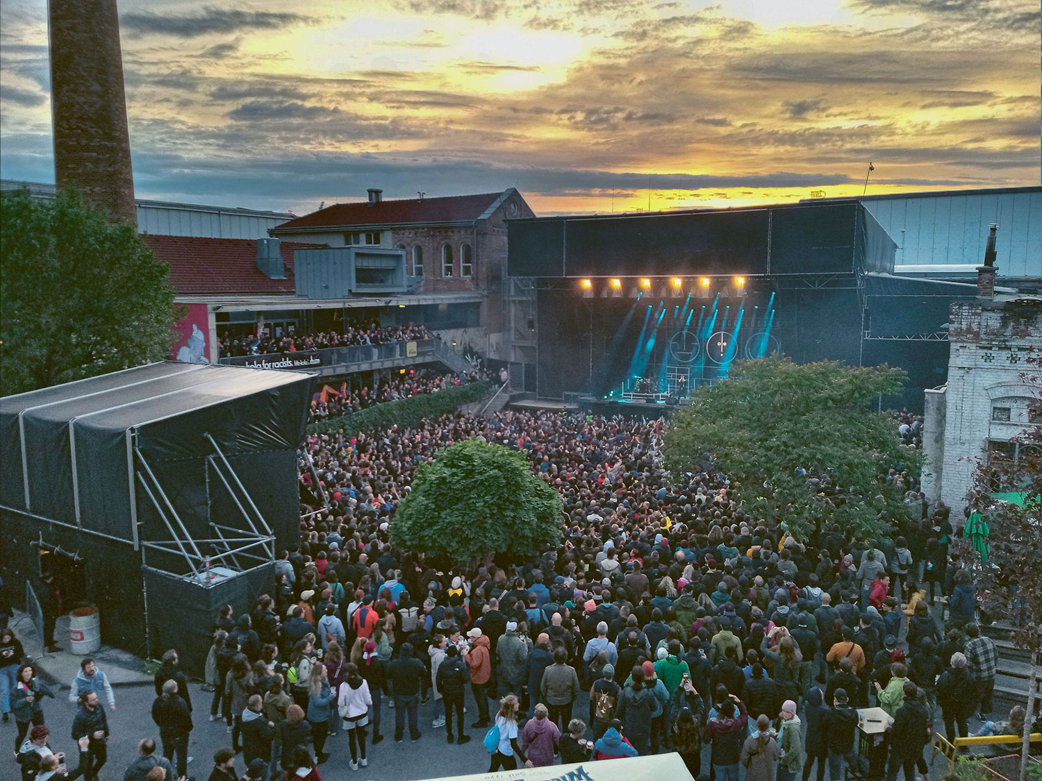 Freiluftbühne mit vielen Personen davor