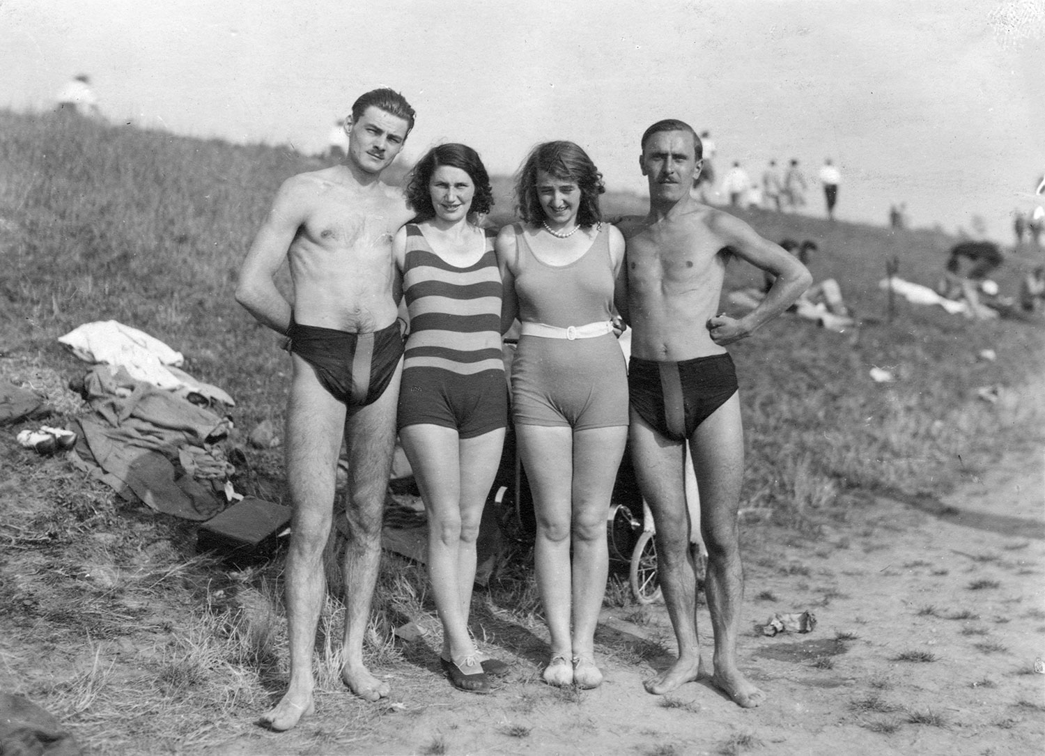 Zwei Frauen und zwei Männer in Badekleidung nebeneinander
