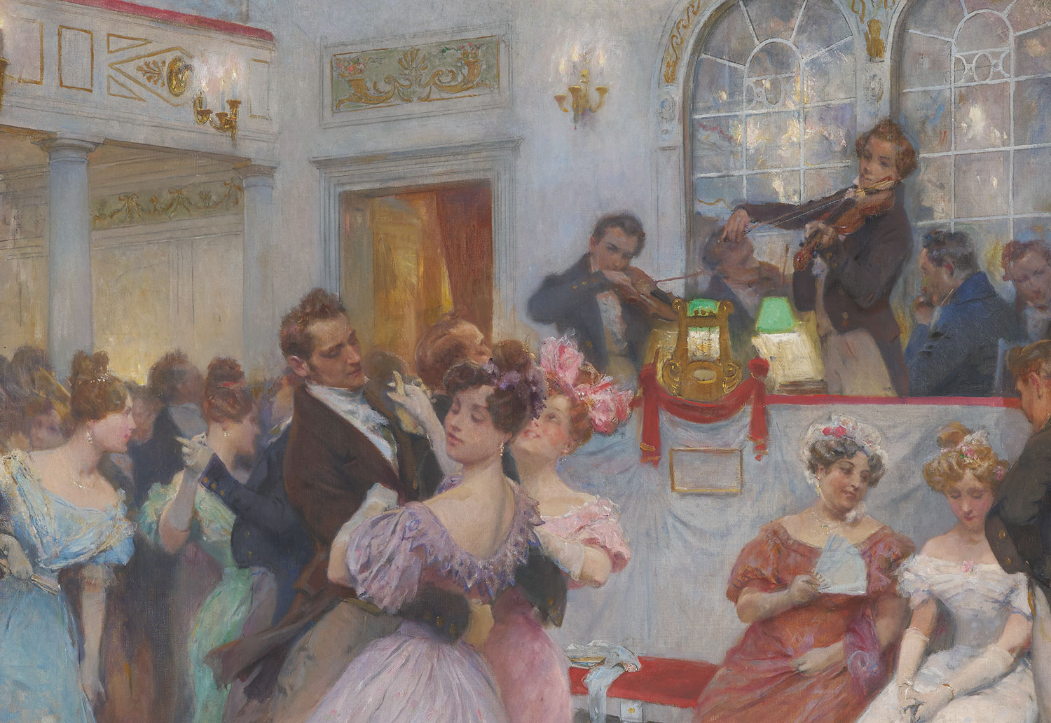 Tanzende Ballgäste und dahinter ein wenig erhöht das Tanzorchester