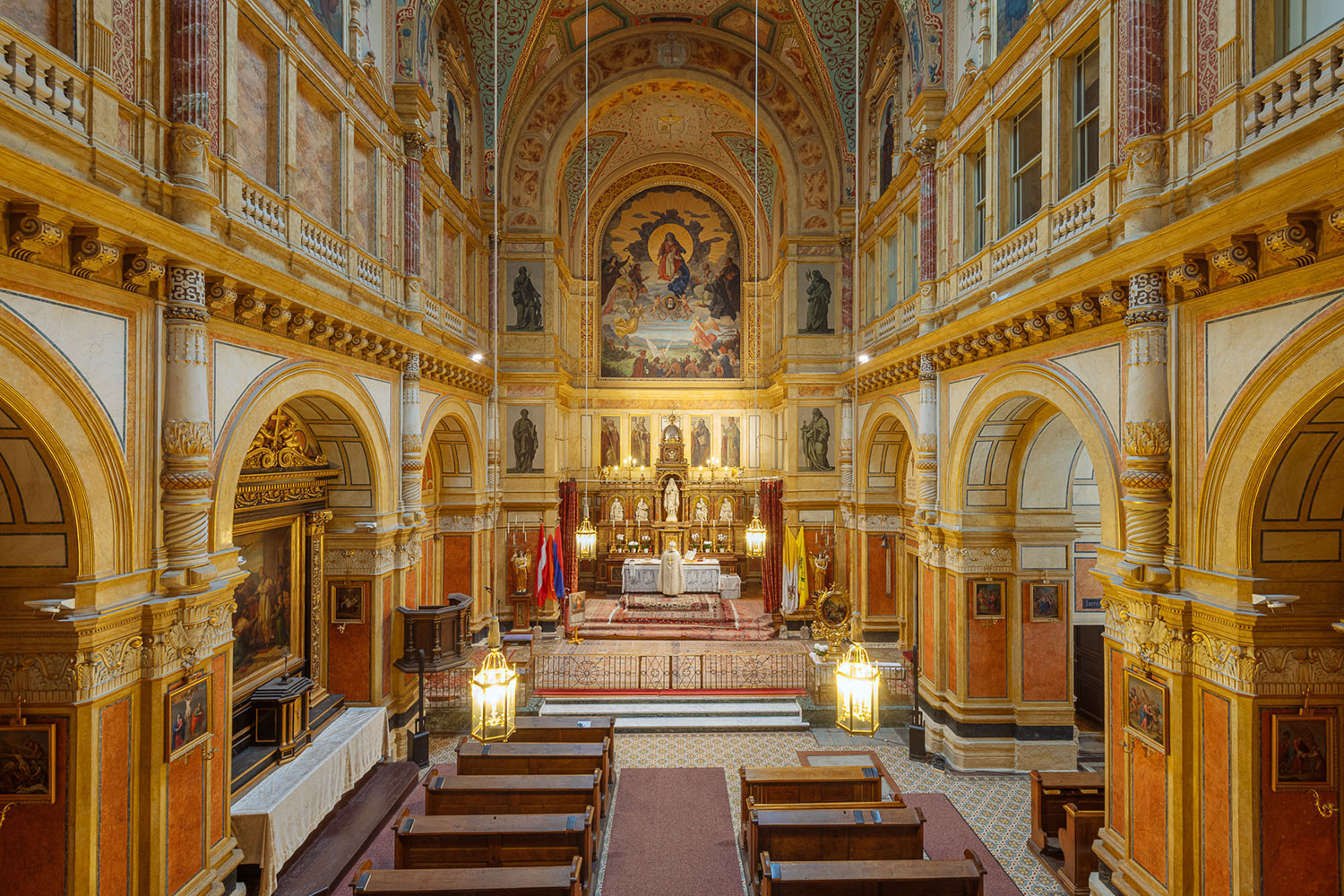 Blick auf den goldenen Altar in dem prächtig ausgestatteten Kirchenraum 