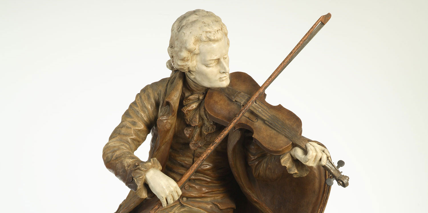 Bemalte Keramikfigur Geige Spielend auf der Armlehne eines Sessels