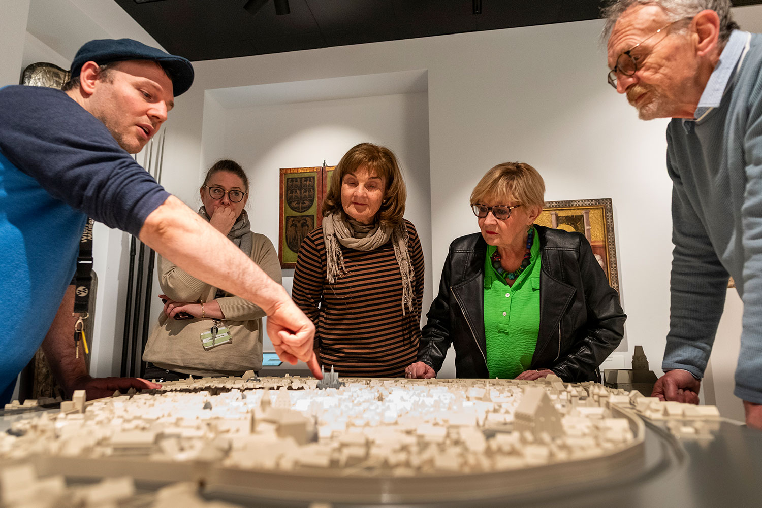Menschen stehen um ein Stadtmodell zum Anfassen