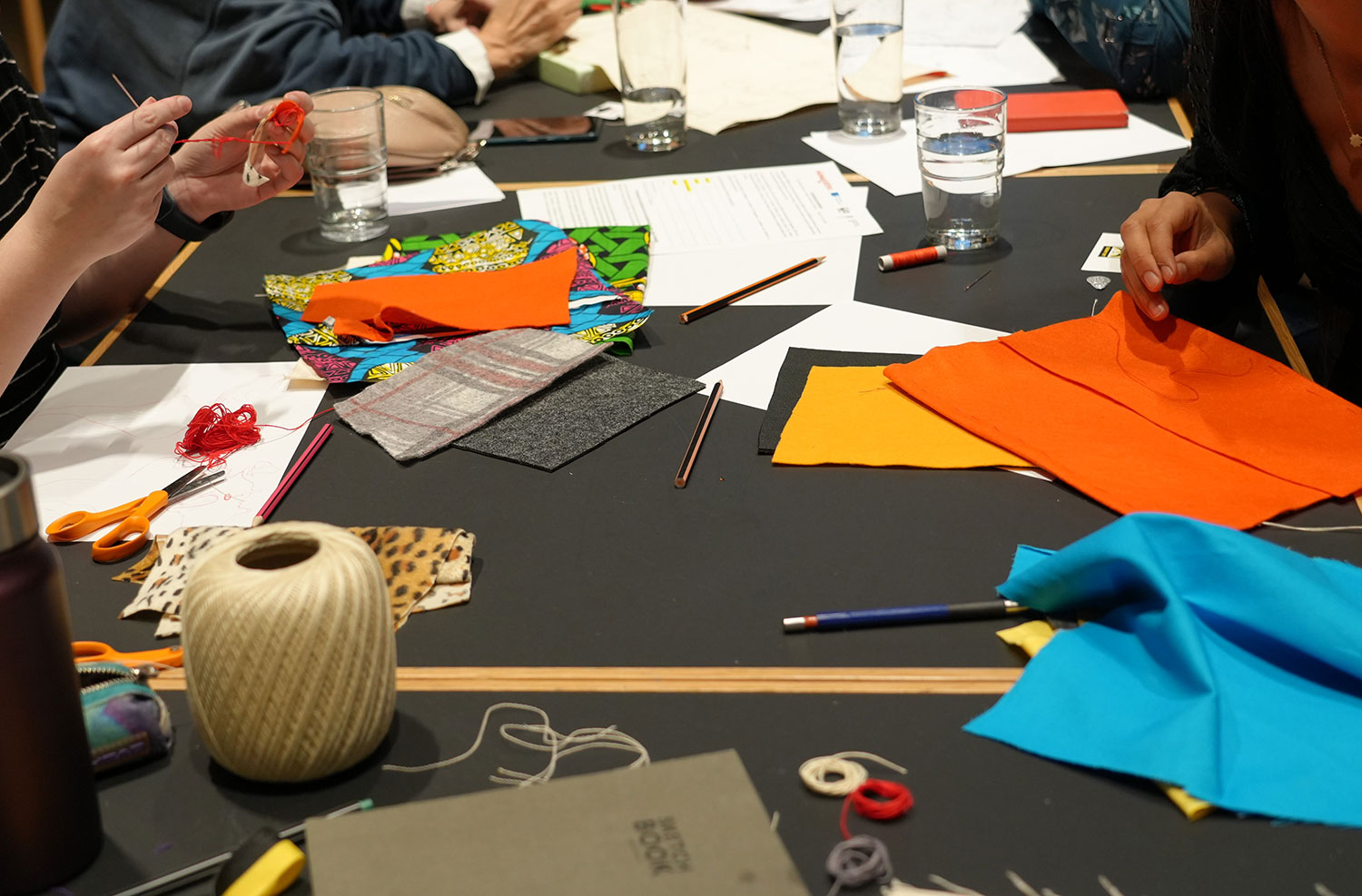 Näharbeiten auf eine Tisch 