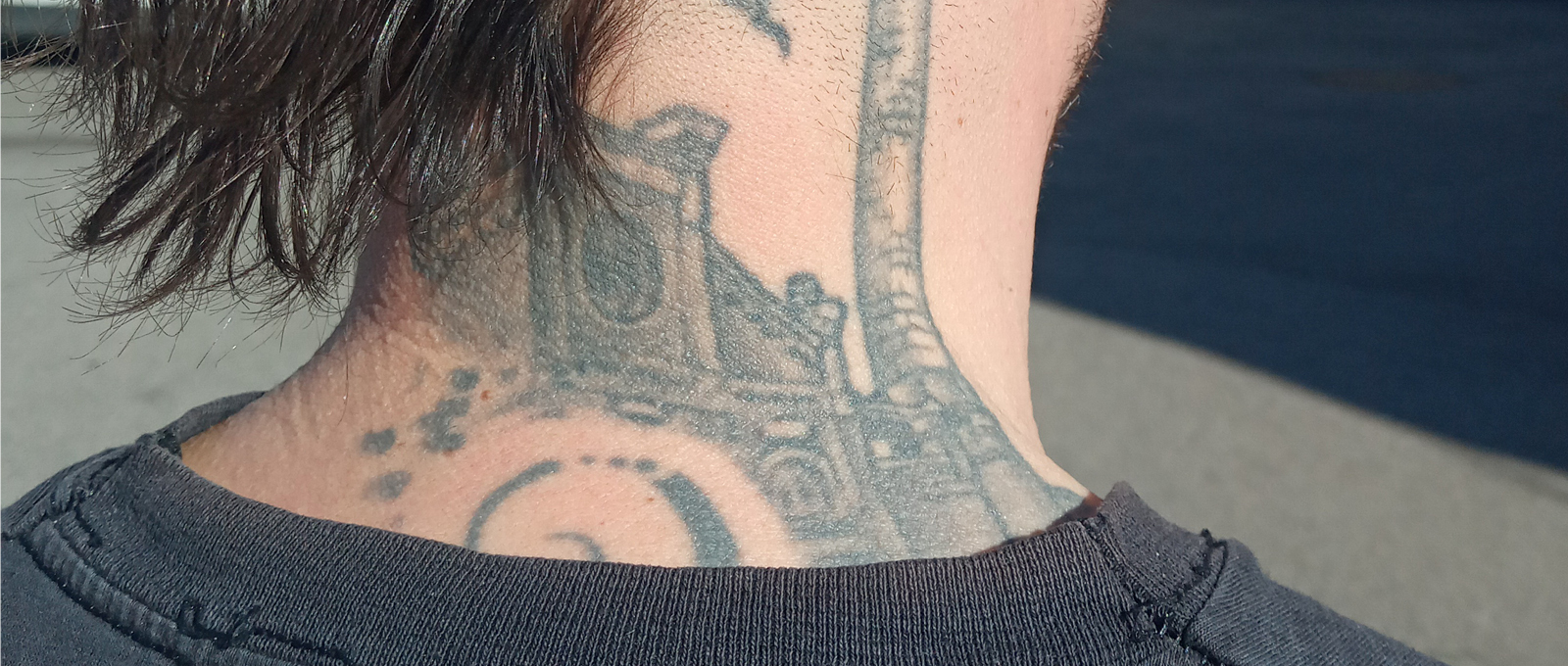 Tattoo des Arena Gebäudes auf einem Nacken