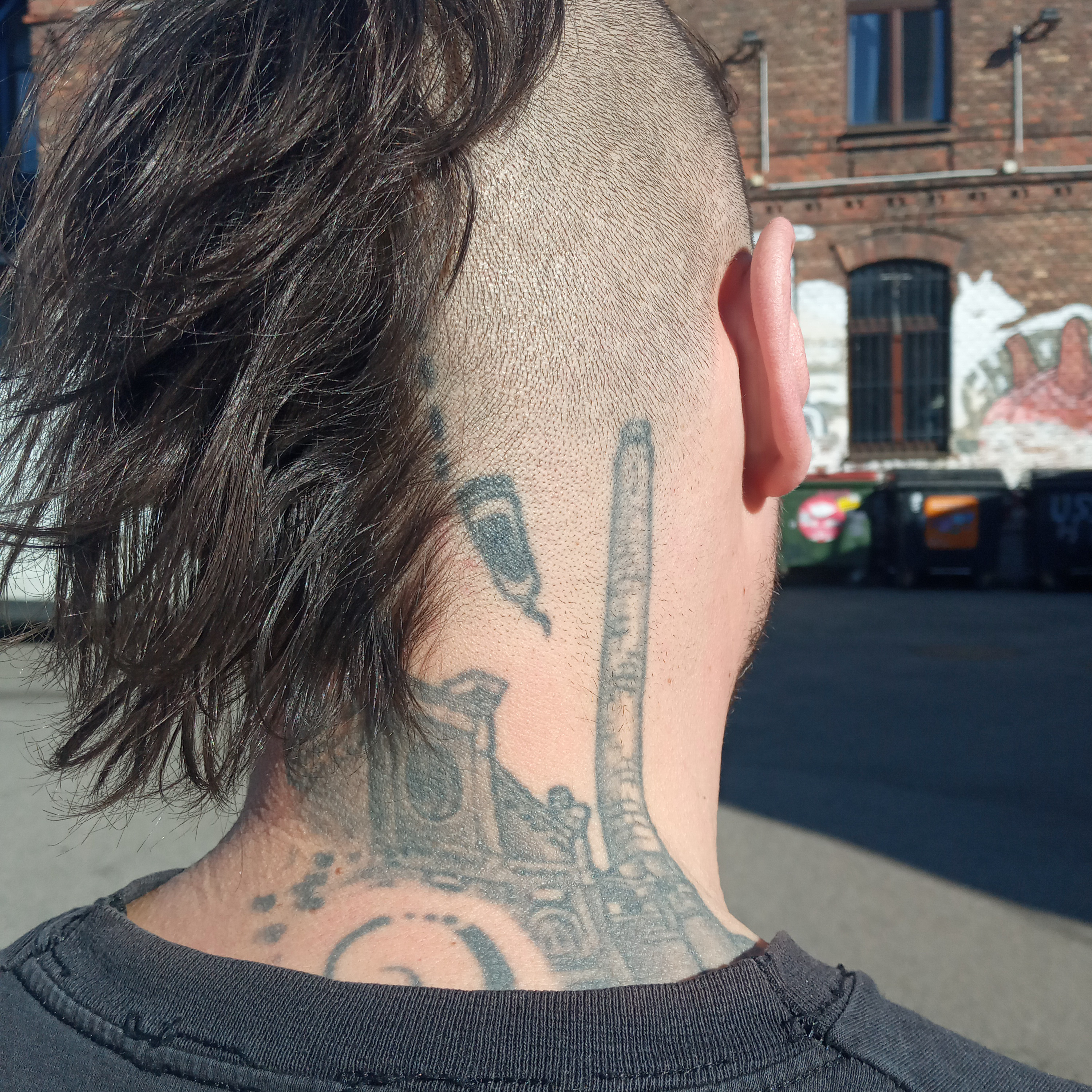Tattoo des Arena Gebäudes auf einem Nacken