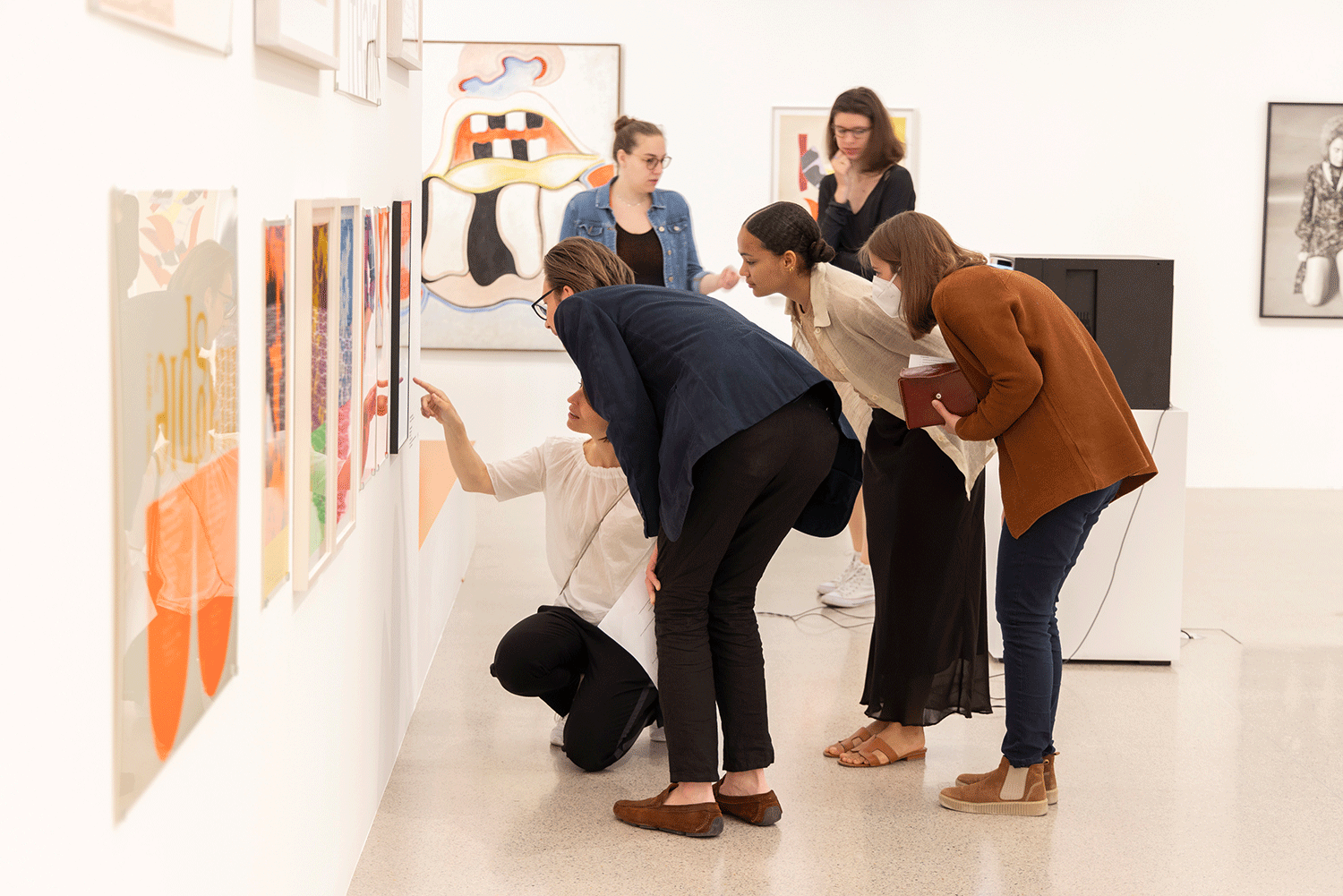 Drei Personen in einem Ausstellungsraum
