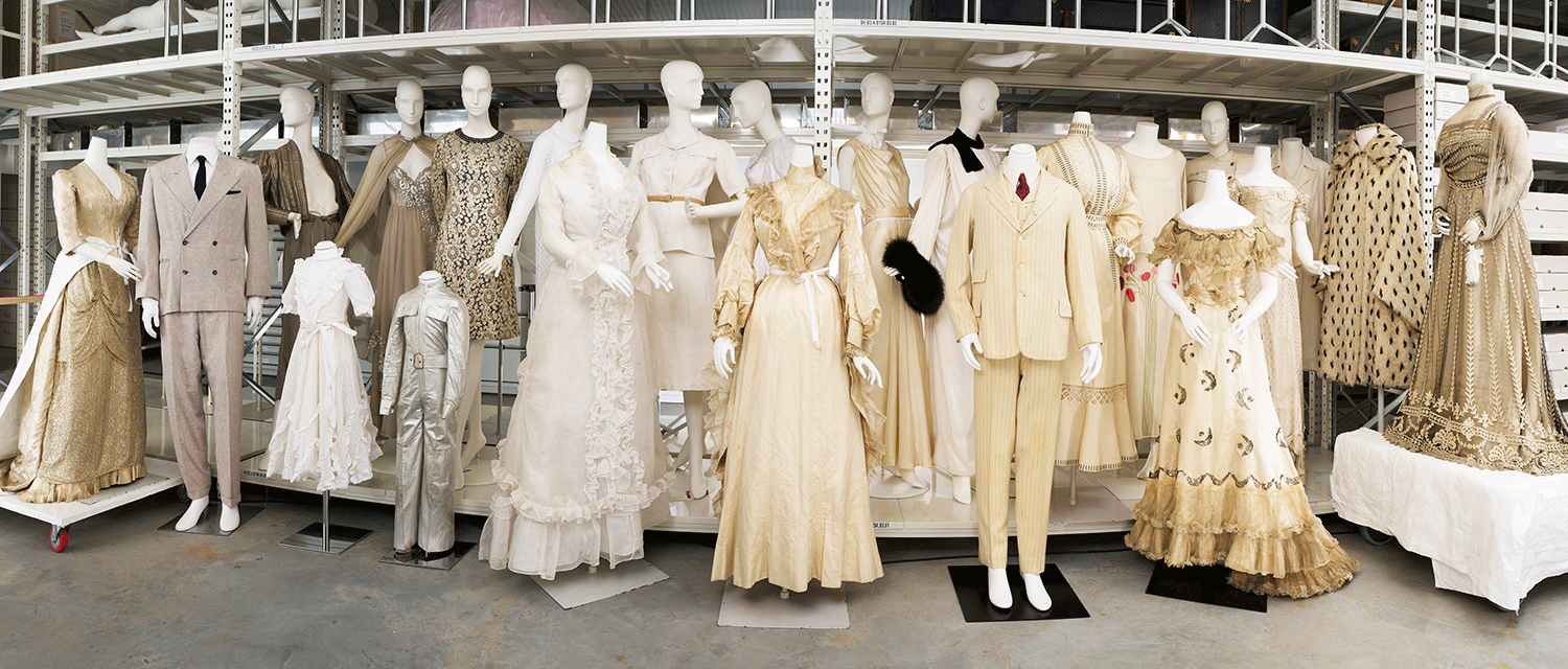 Viele unterschiedliche Modepuppen mit weissen Kleidern aus verschiedenen Jahrhunderten