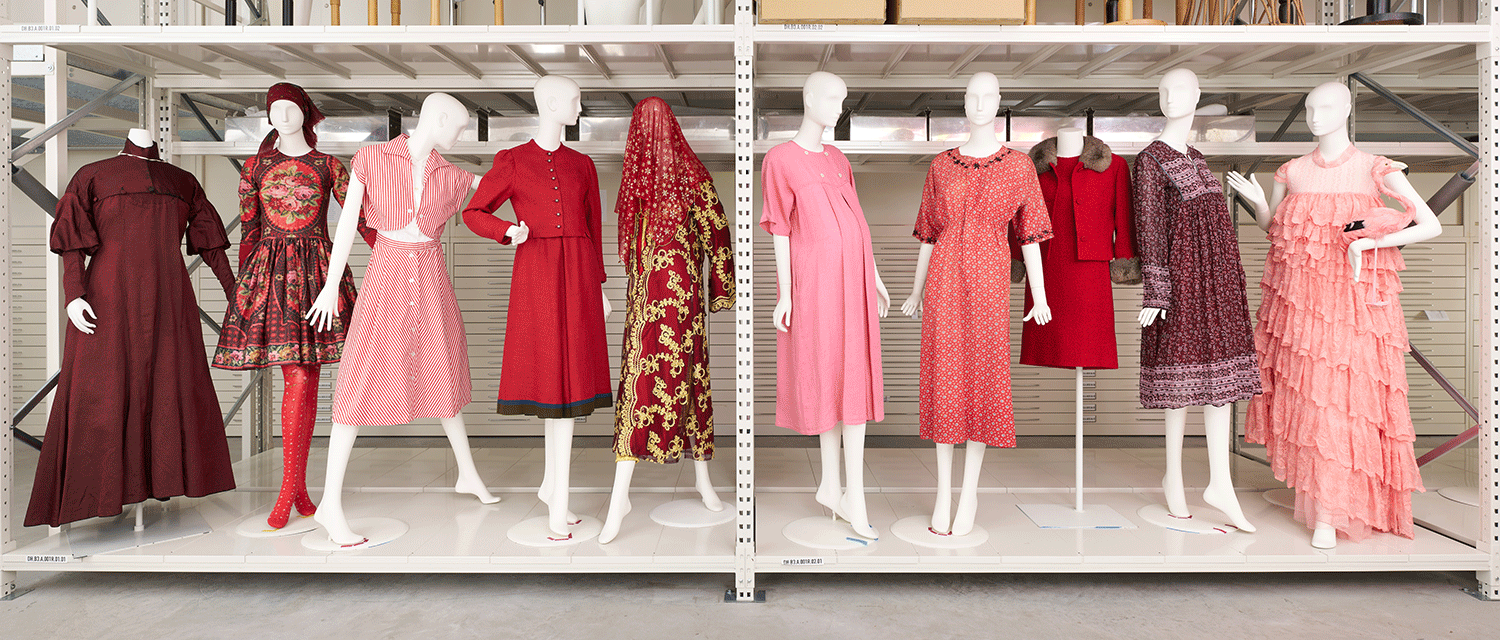 Viele unterschiedliche Modepuppen mit roten Kleidern aus verschiedenen Jahrhunderten