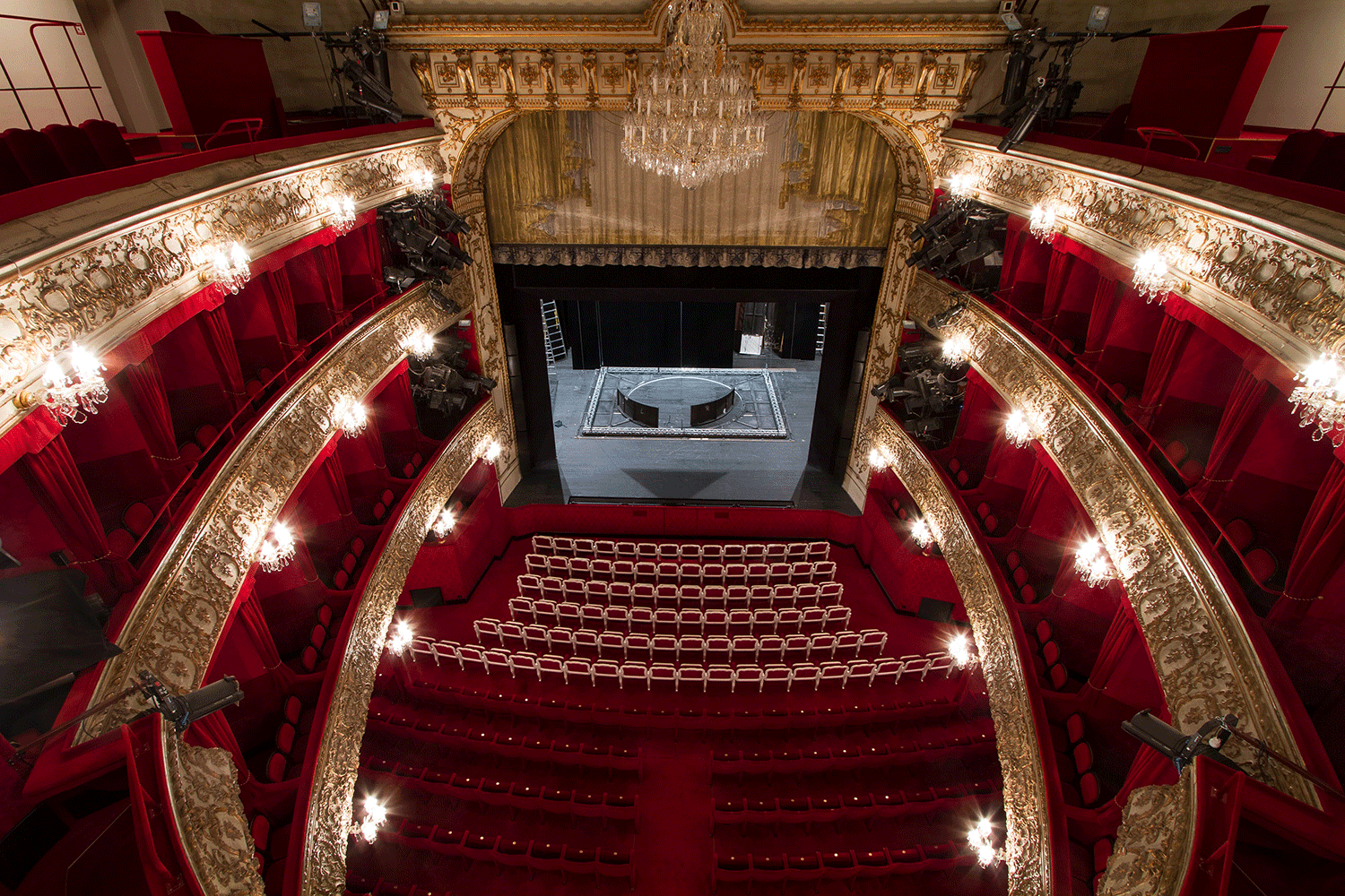 Blick vom Zuschauerraum auf die Bühne