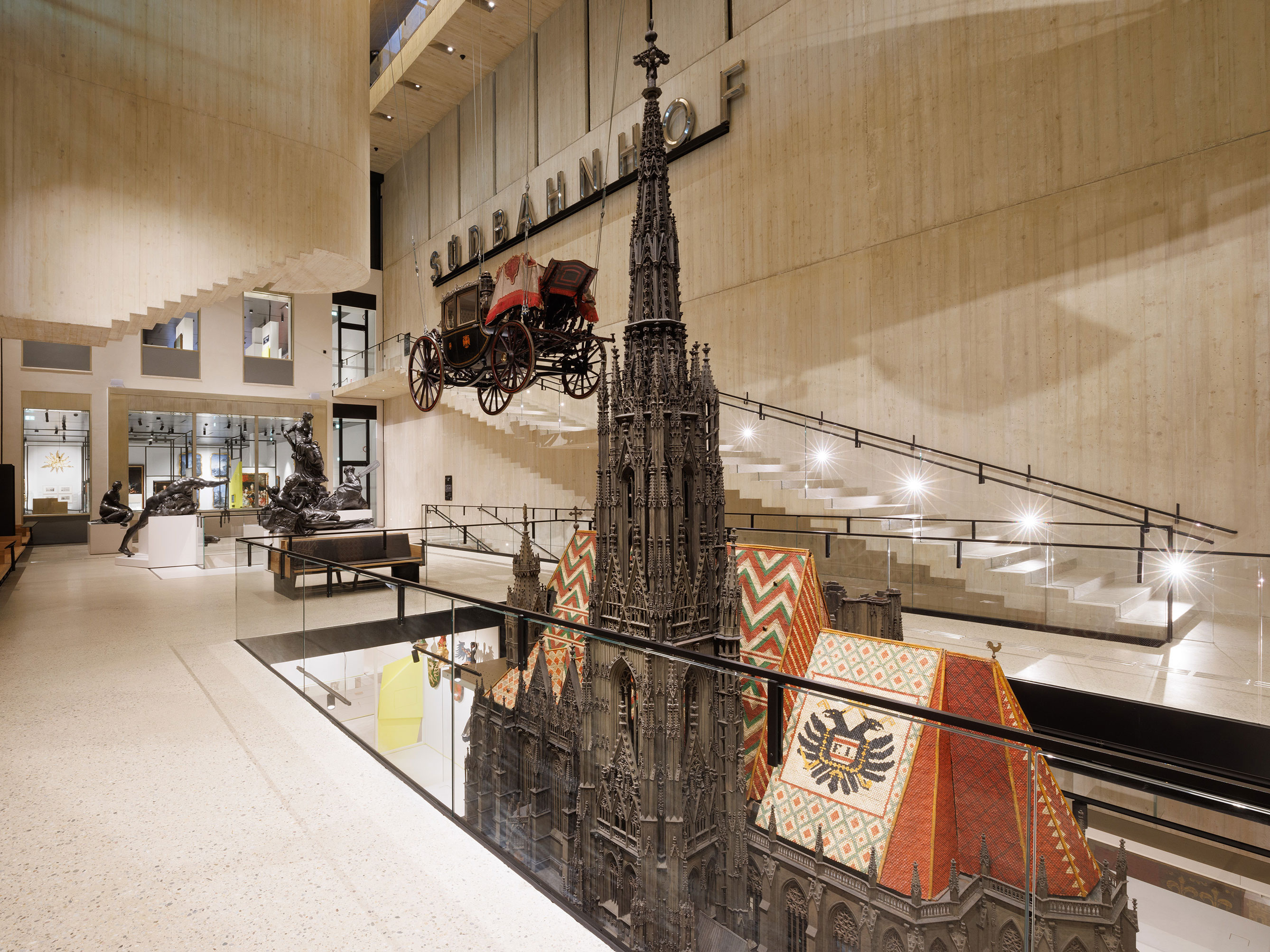 Einblick in die Halle mit Großobjekten