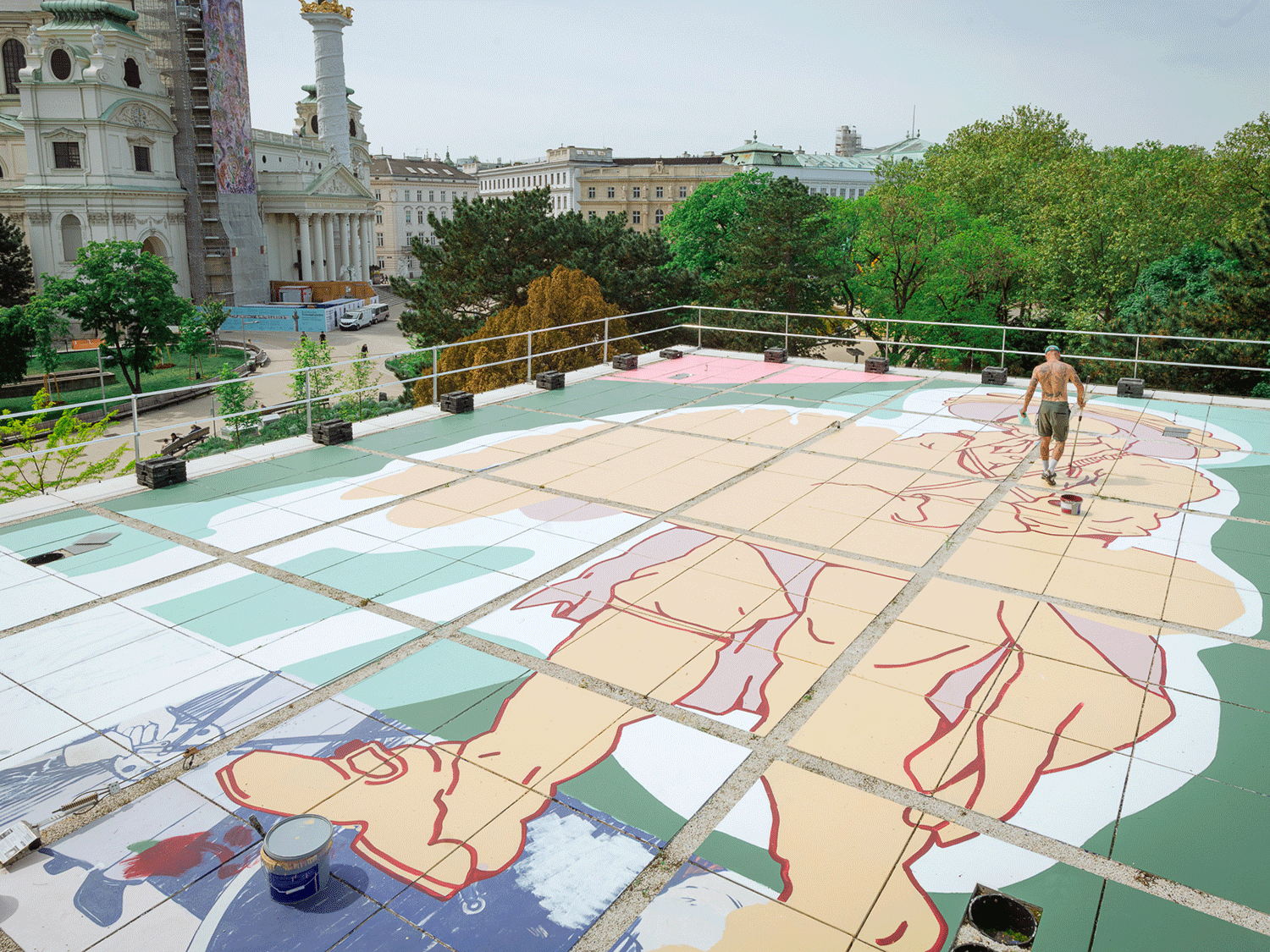 Künstler malt ein Graffiti auf dem Pavillondach des Wien Museums am Karlsplatz