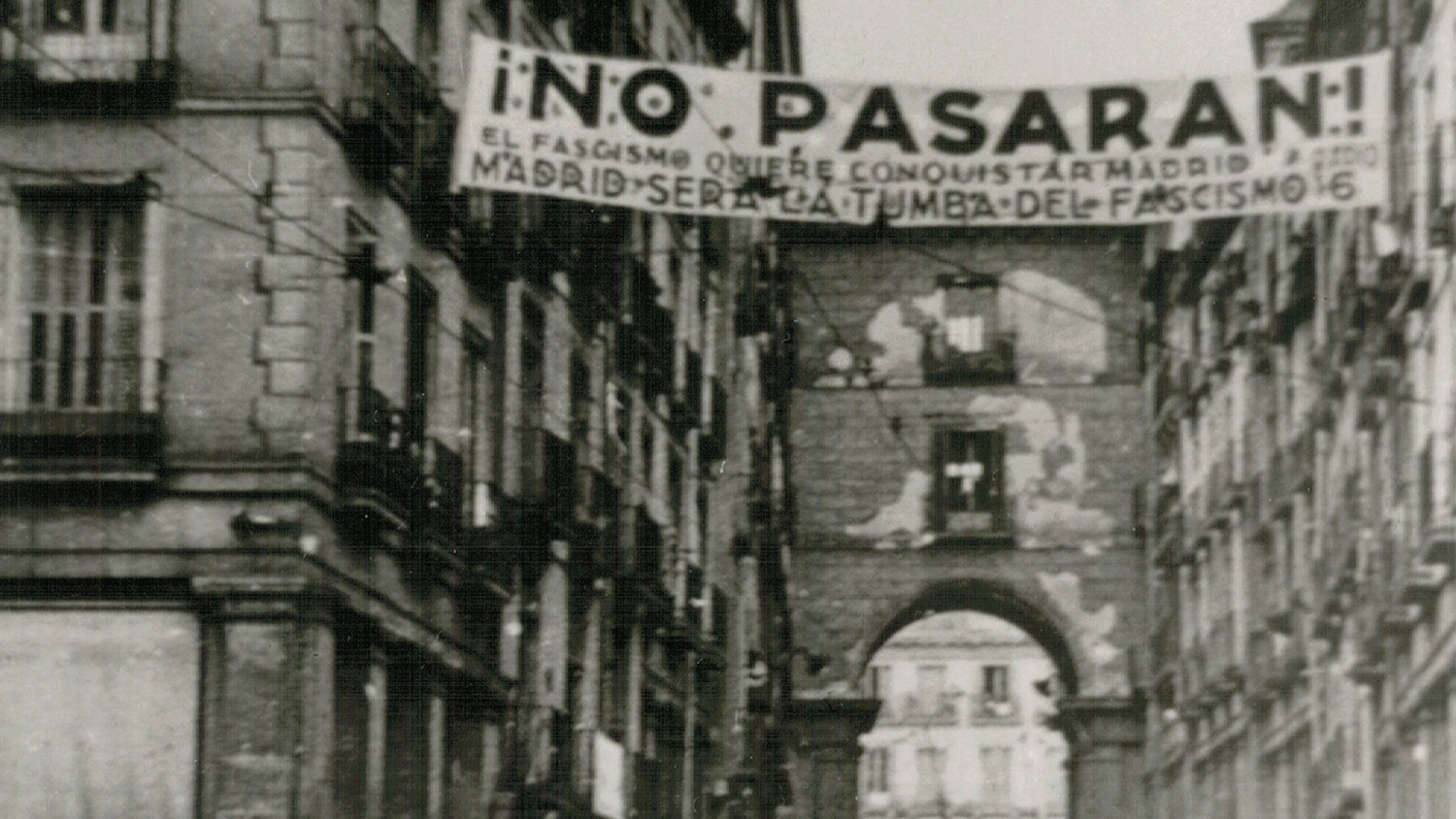 Streaße mit eine Banner mit der Aufschrift: Sie werden nicht durchkommen! Madrid wird das Grab des Faschismus sein