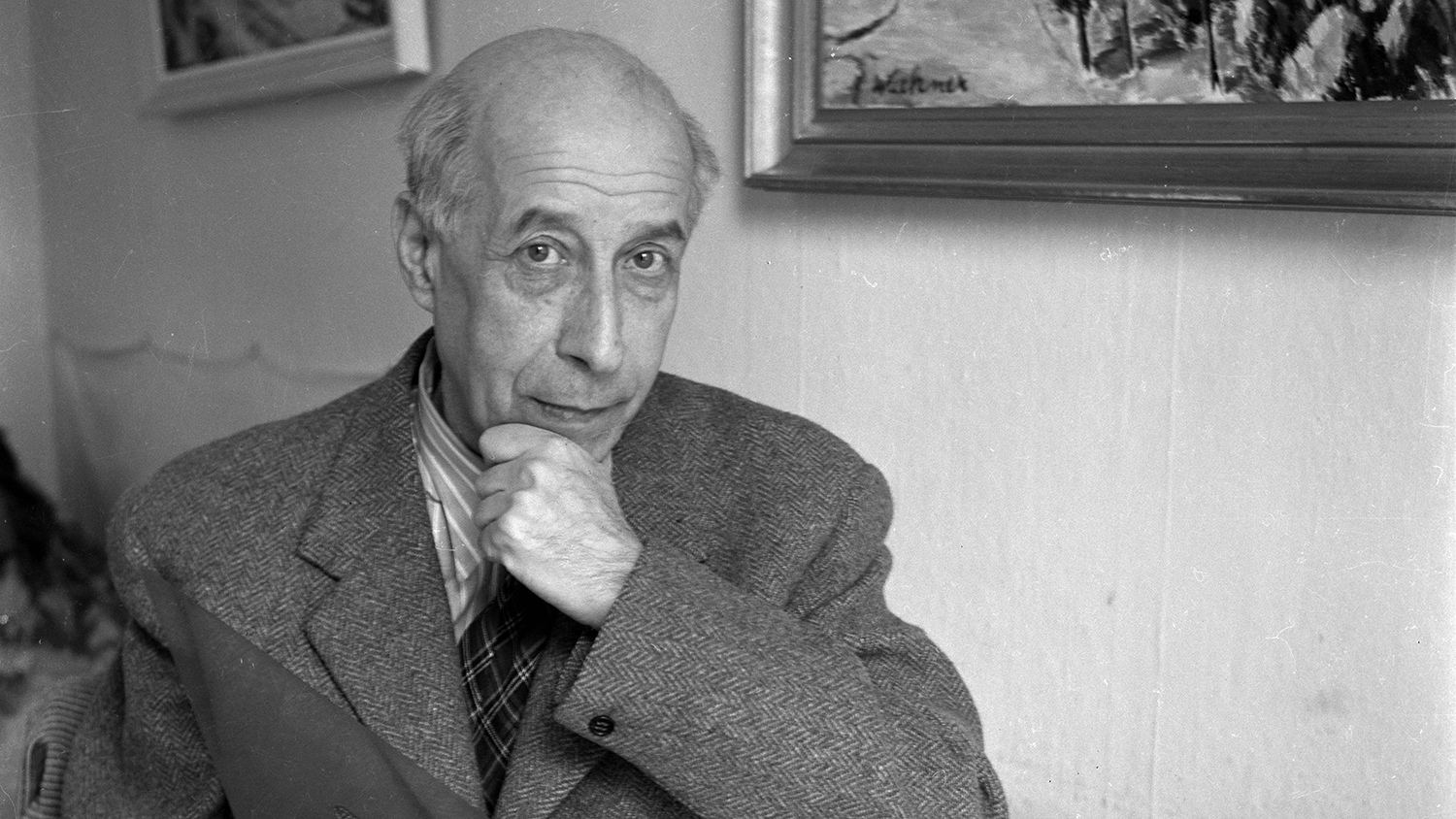Josef Frank sitzt an einem Tisch mit aufgestütztem Arm