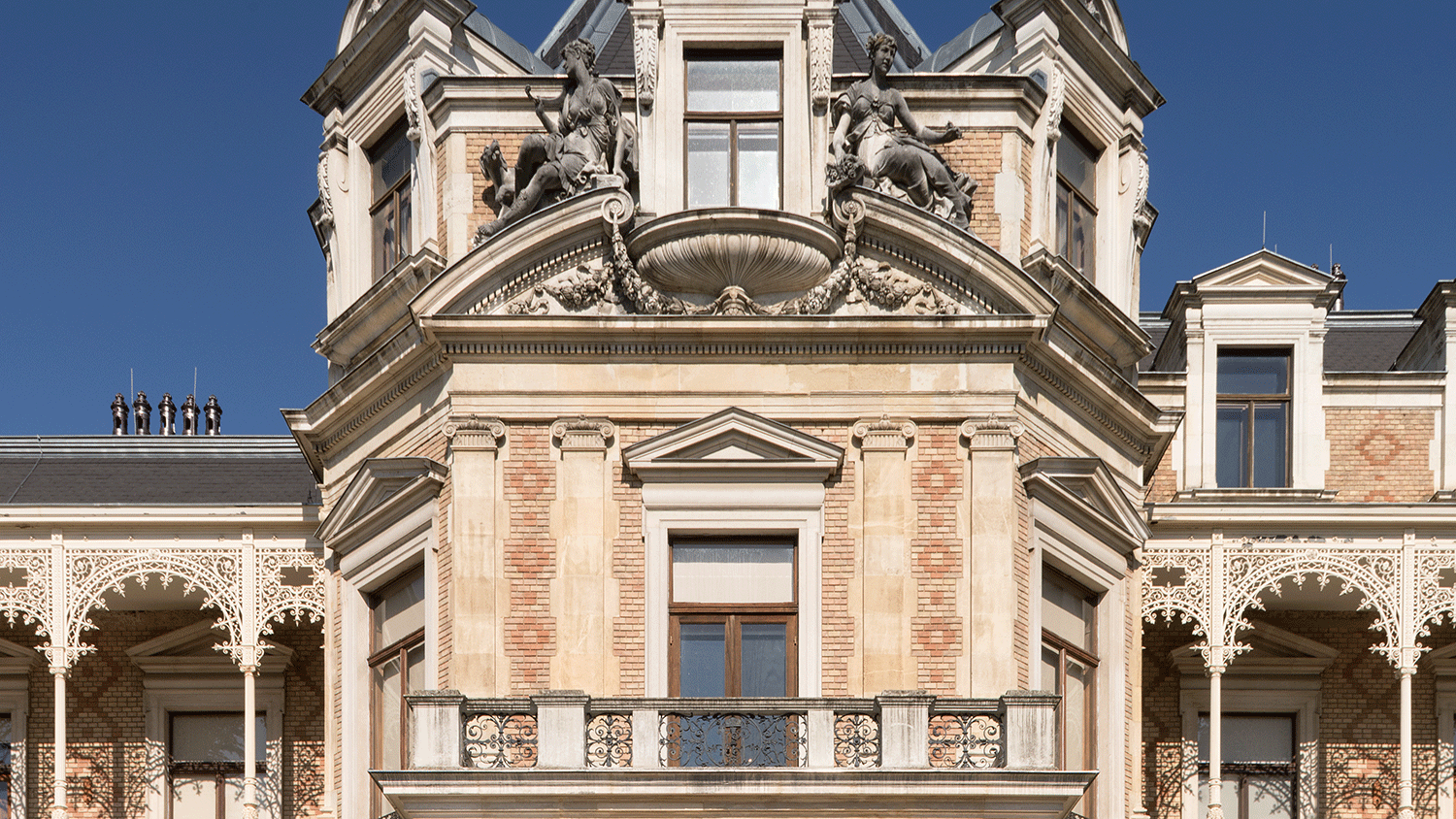 Aussenansicht der Rückseite mit Skulpturen und Balkon