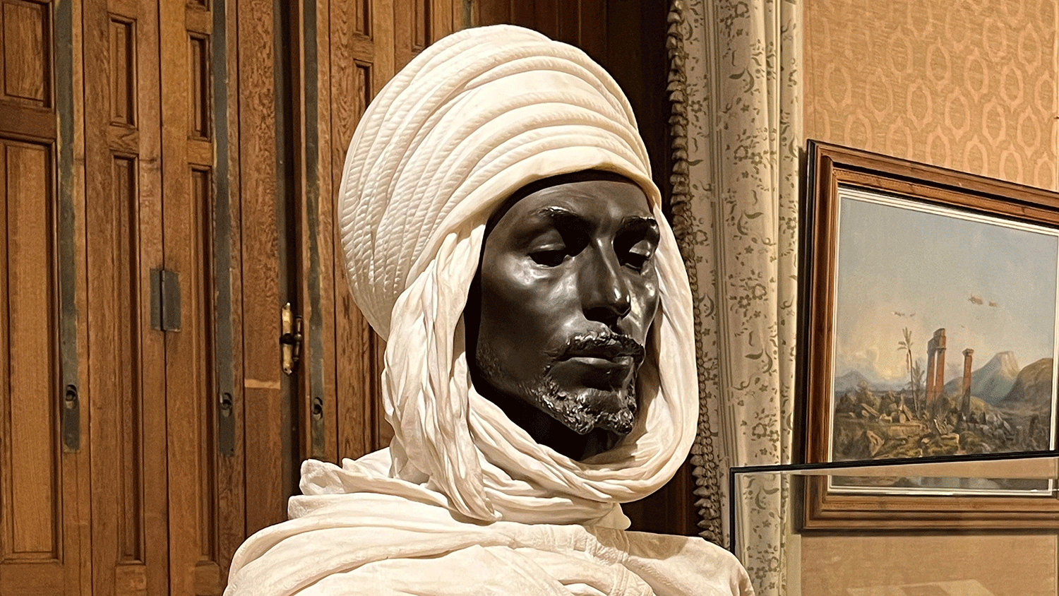 Gesicht der Skulptur mit einem Tuch um den Kopf geschlungen 