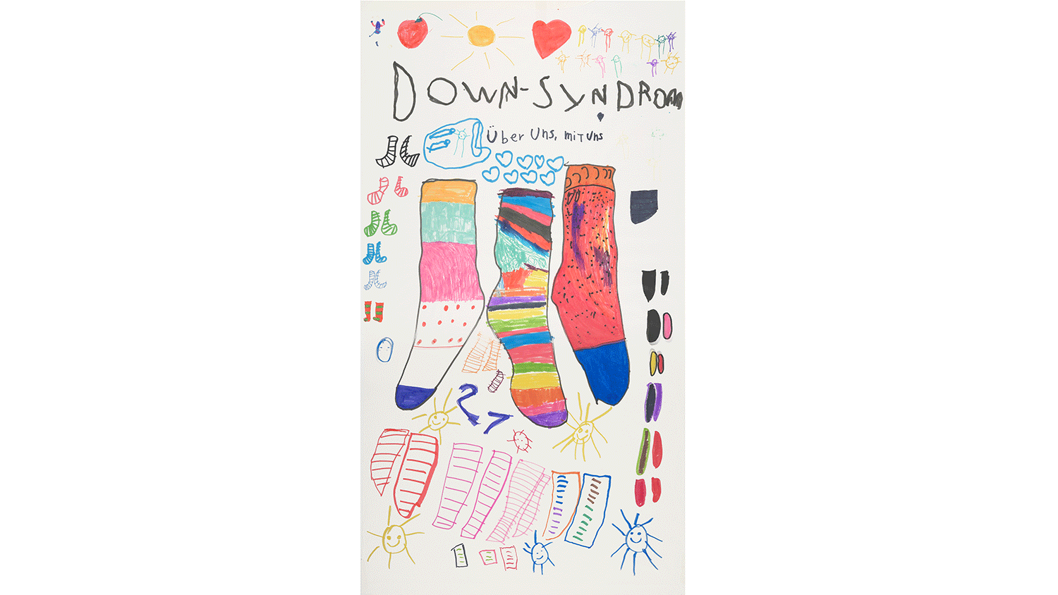 Plakat mit vielen bunten Formen und unter anderem drei prominente Socken 