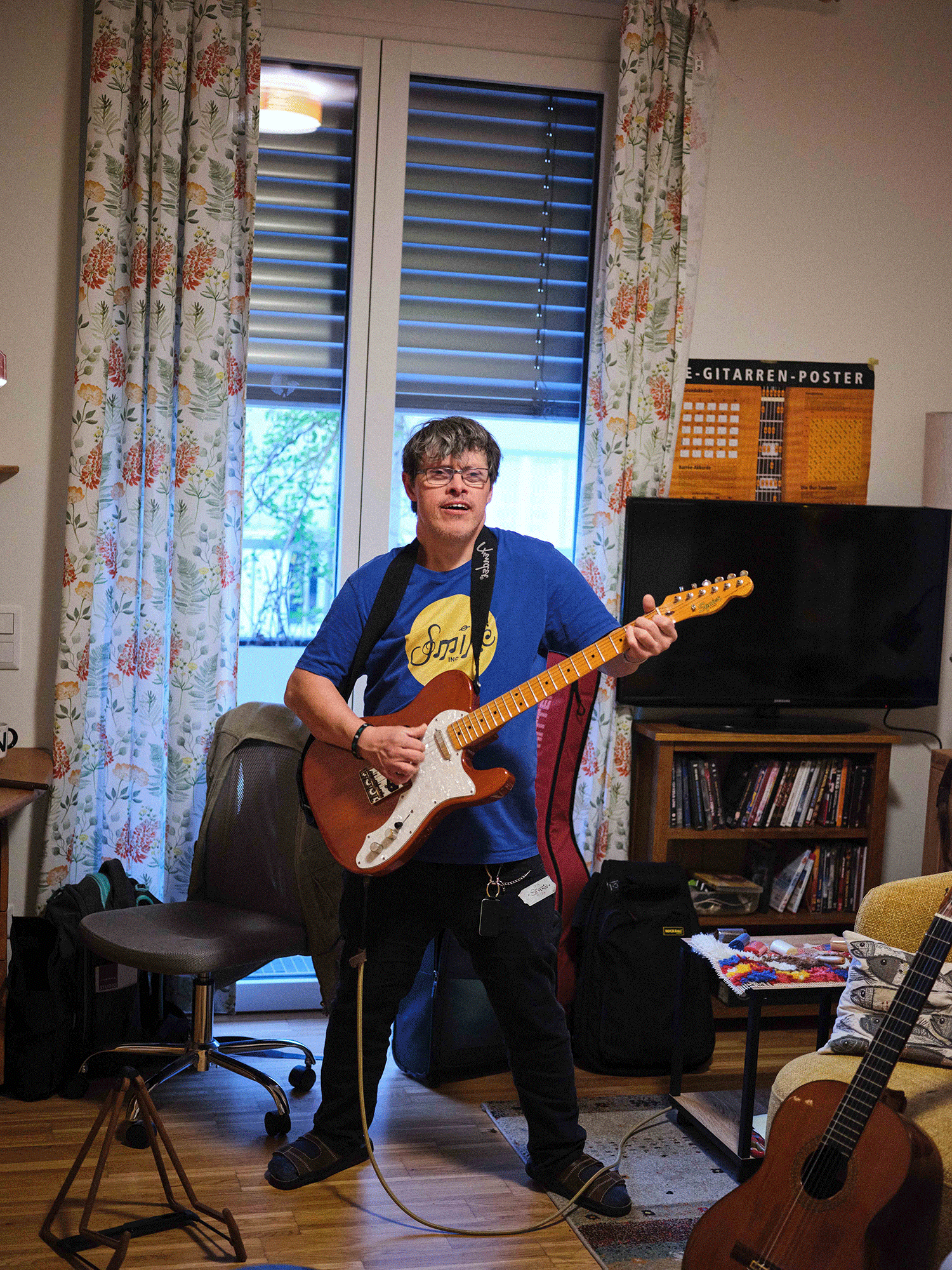 Severin mit einer E-Gitarre