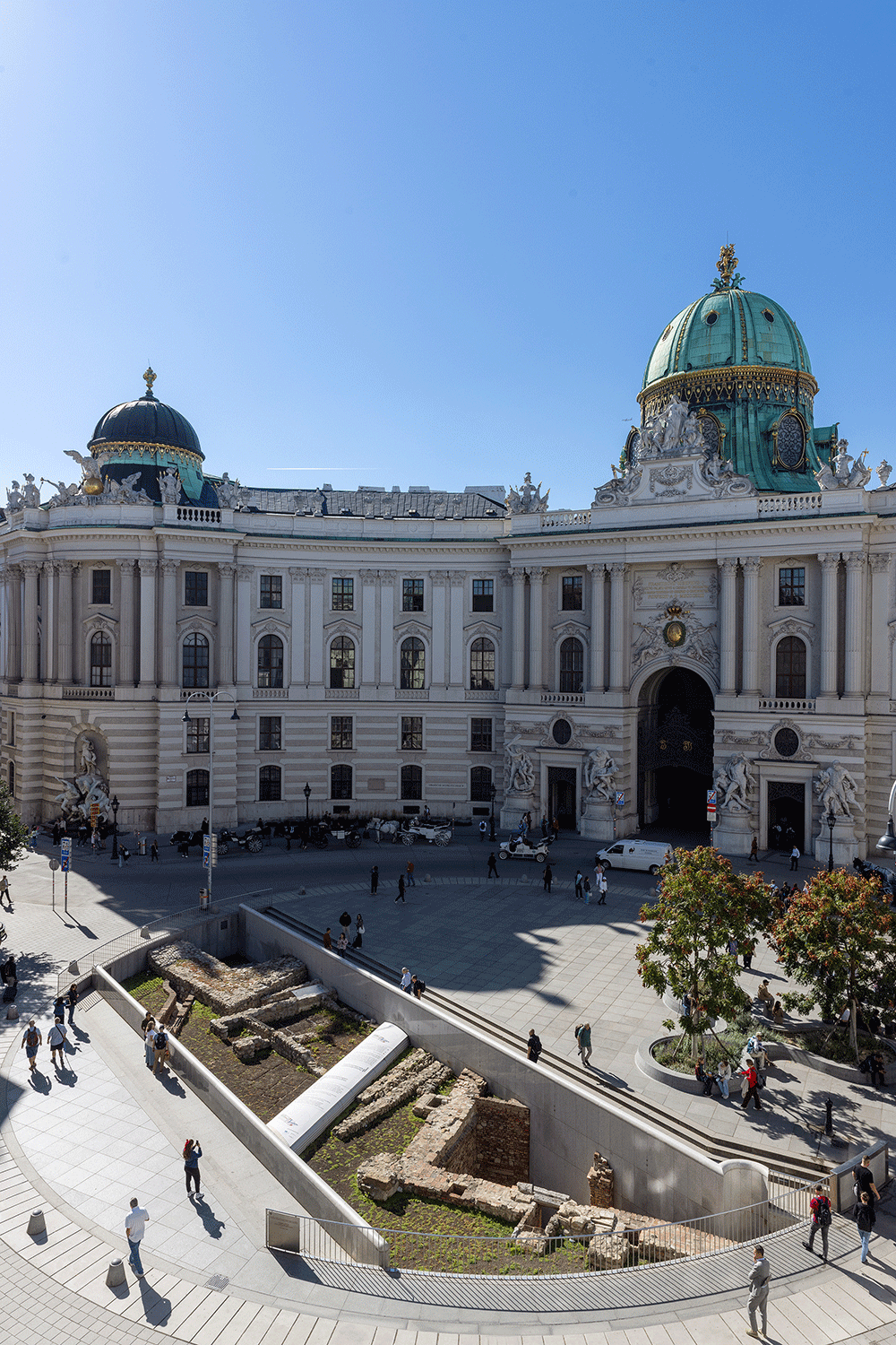 Belebter Platz von oben mit den Ausgrabungen