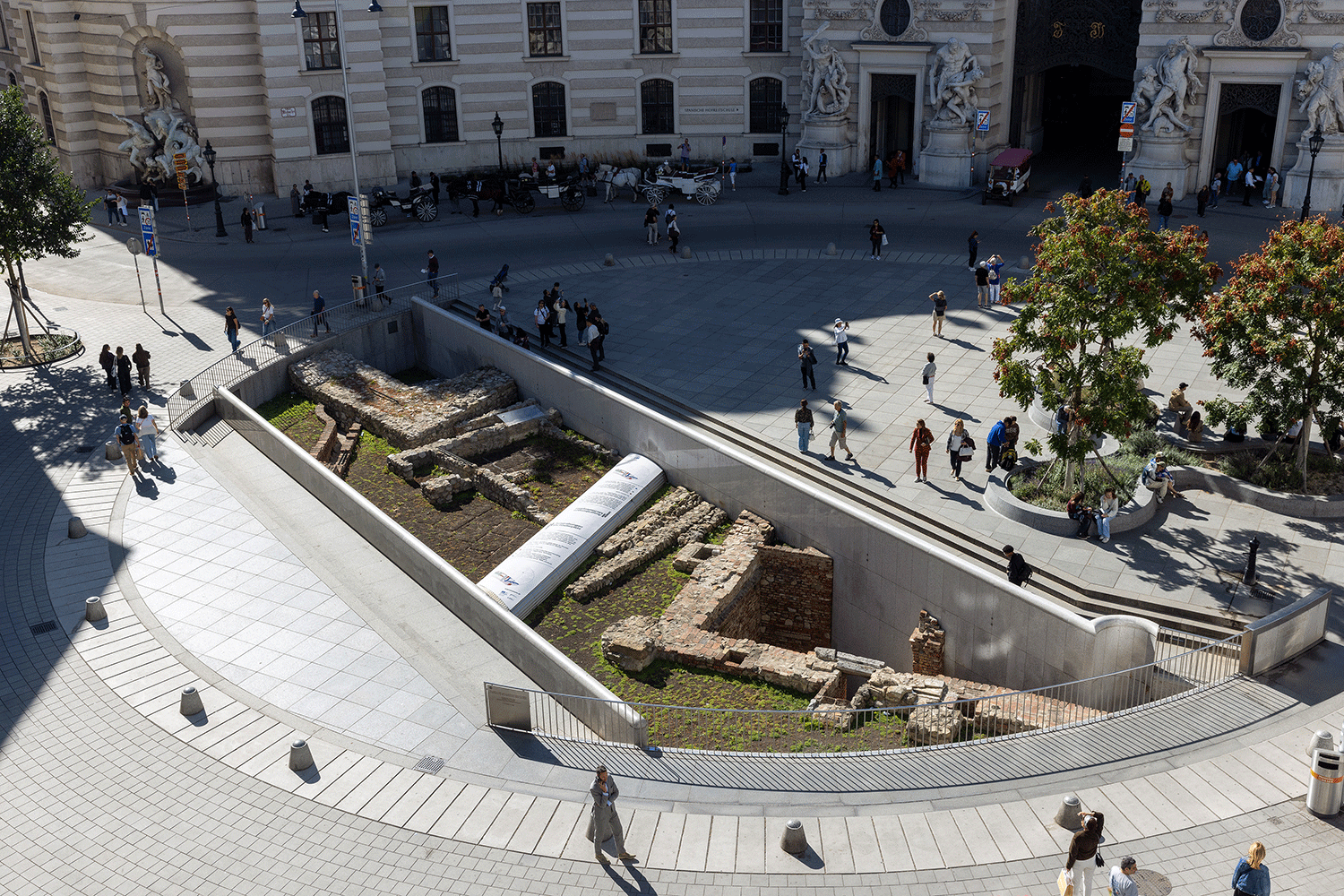 Belebter Platz von oben mit den Ausgrabungen